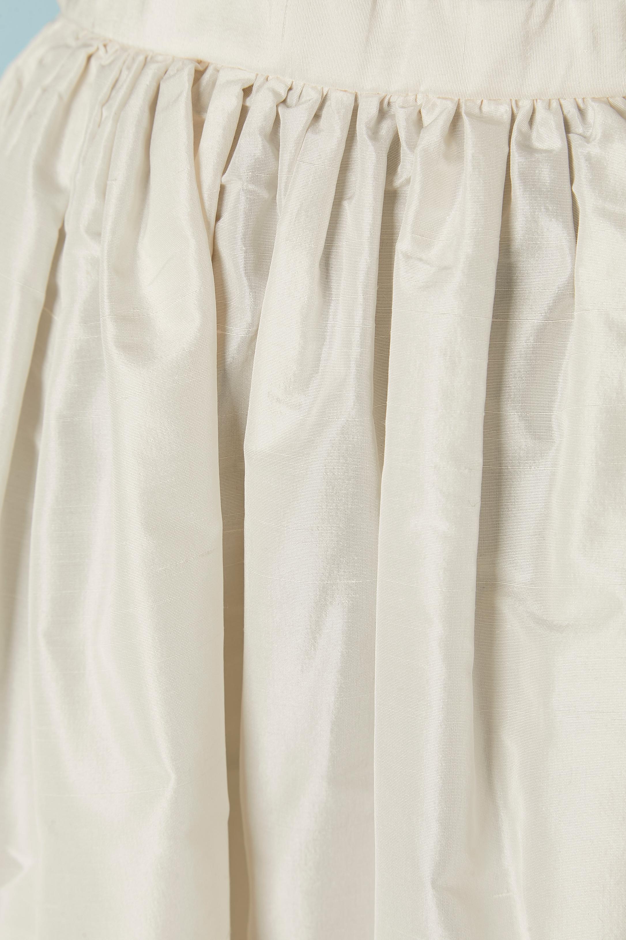 Gonna in seta grezza bianco sporco con arricciatura in vita. Chiusura invisibile con zip e gancio sul lato sinistro. Tasca su entrambi i lati. 
TAGLIA 34 (Fr) XS 