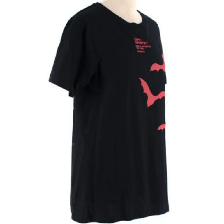 Off White Red Bat Wings Graphic Tee

- Short sleeve
- Crewneck t-shirt
- Front and back red bat wings graphic

Materials:
100% Cotton

Made in Portugal
Machine washable

PLEASE NOTE, THESE ITEMS ARE PRE-OWNED AND MAY SHOW SIGNS
OF BEING STORED EVEN