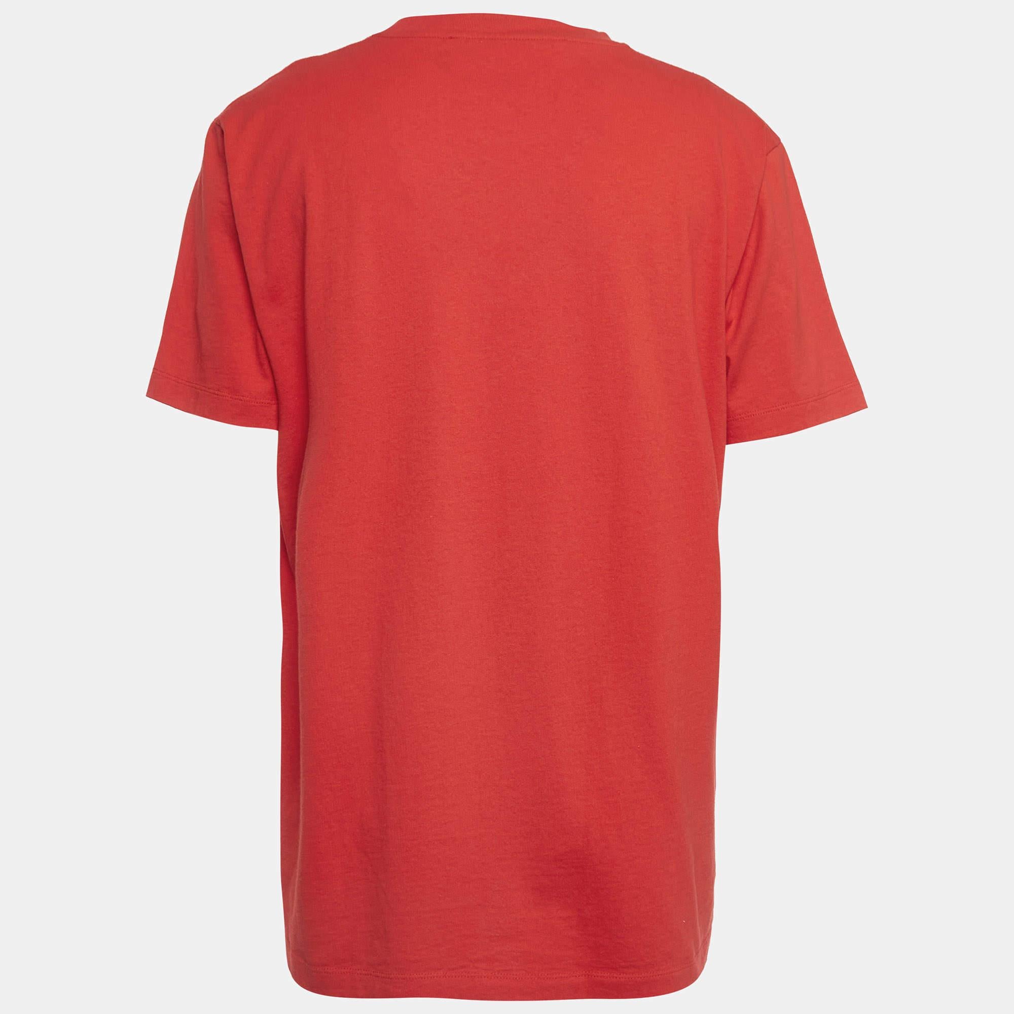Perfect for casual outings or errands this T shirt is the best piece to feel comfortable and stylish in. It flaunts a catchy shade and a relaxed fit.