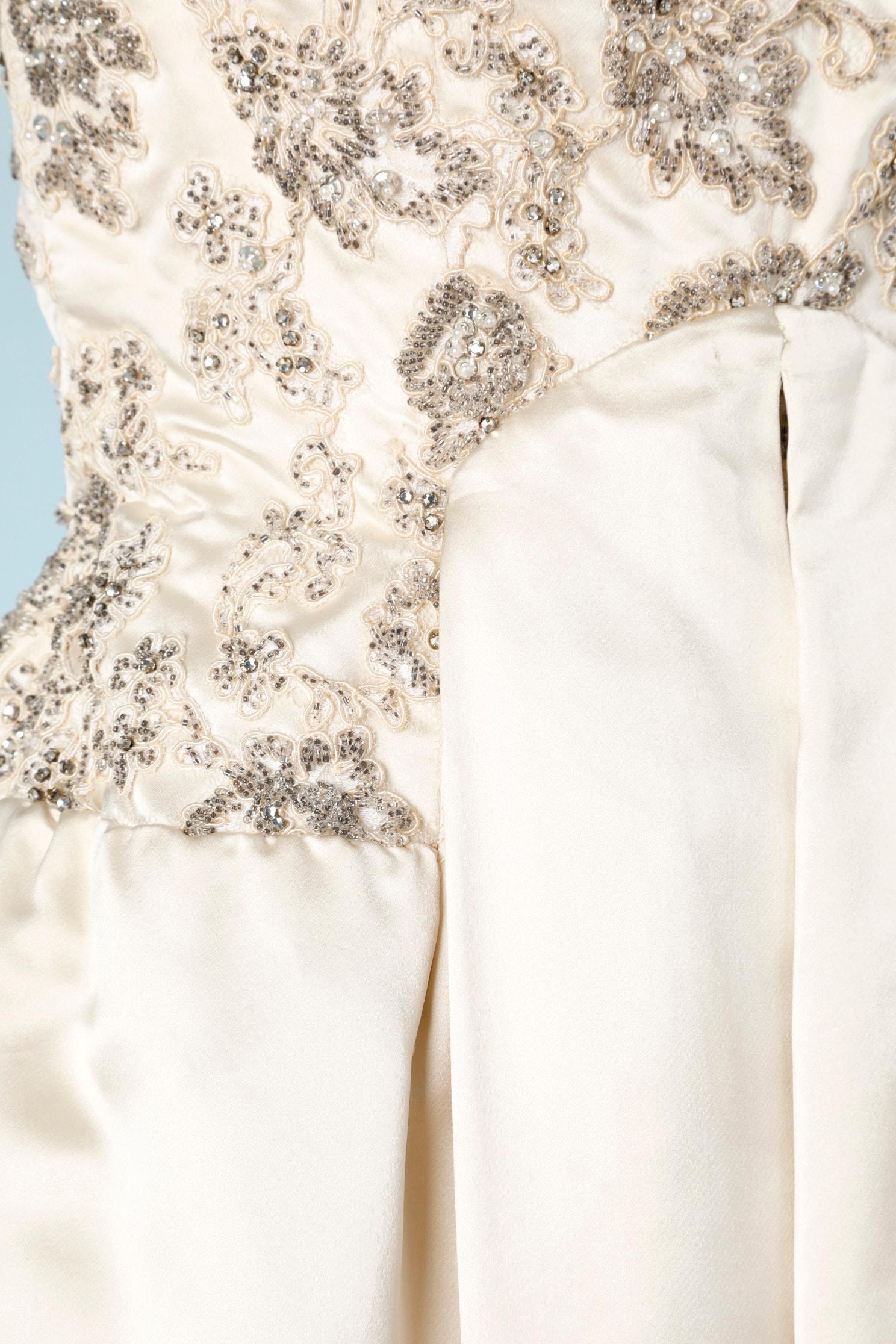 Beige Abito da sera in raso bianco sporco con perline Neiman Marcus, circa anni '50 in vendita