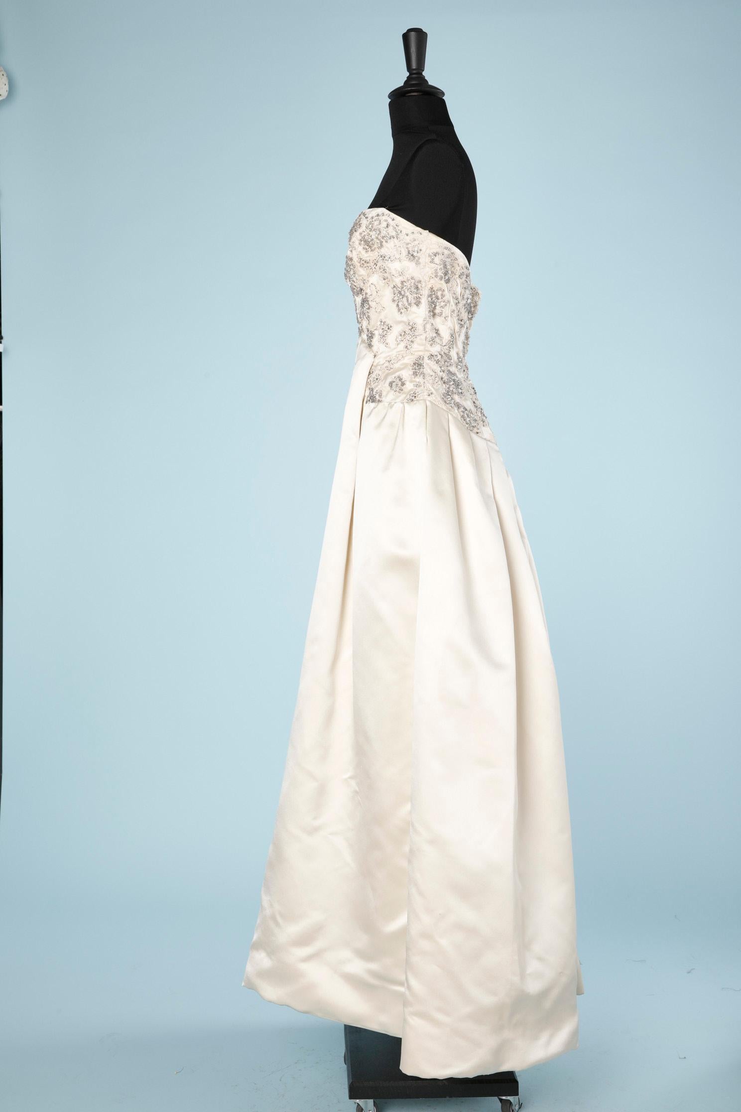 Abito da sera in raso bianco sporco con perline Neiman Marcus, circa anni '50 In condizioni ottime in vendita a Saint-Ouen-Sur-Seine, FR