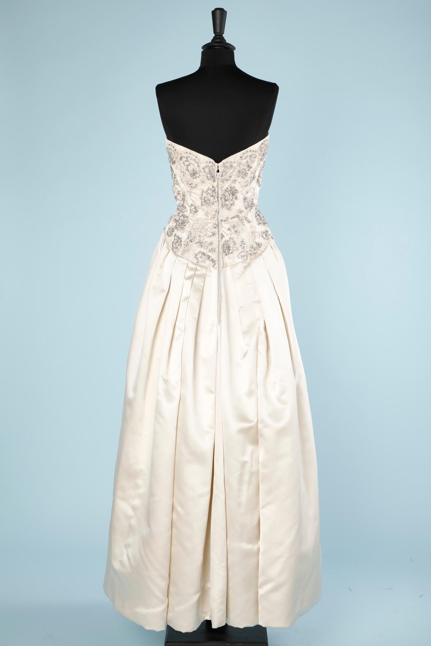 Donna Abito da sera in raso bianco sporco con perline Neiman Marcus, circa anni '50 in vendita