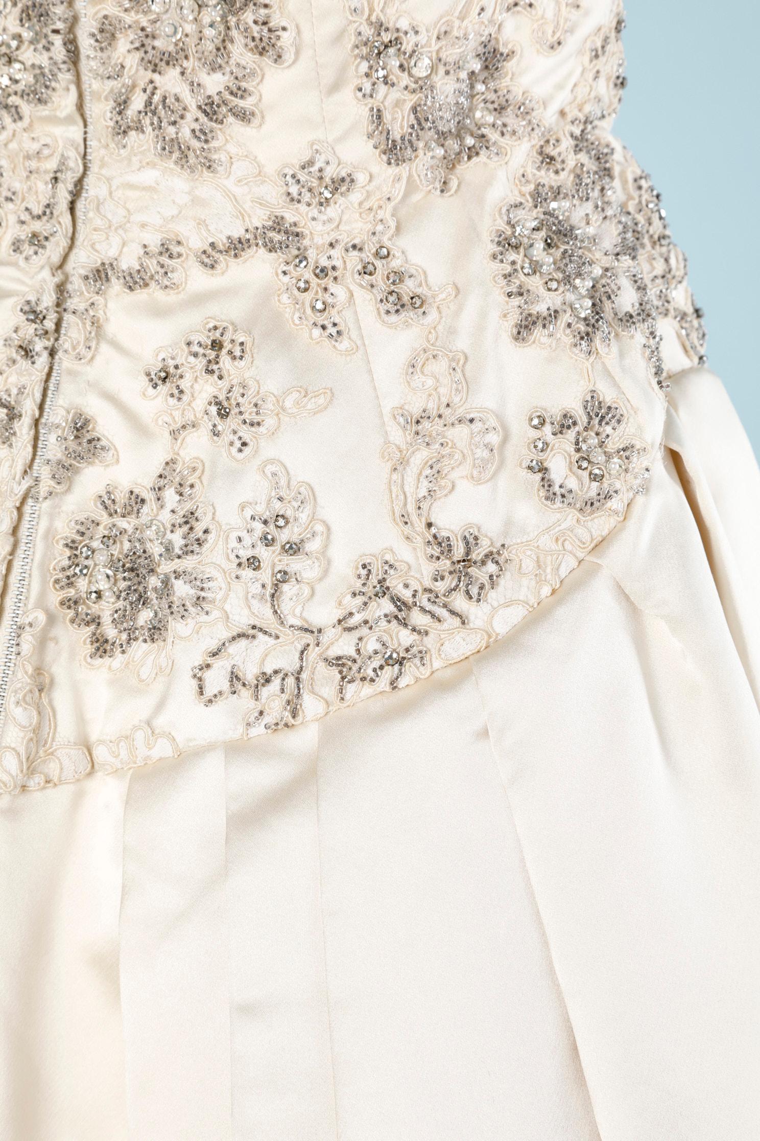 Abito da sera in raso bianco sporco con perline Neiman Marcus, circa anni '50 in vendita 2