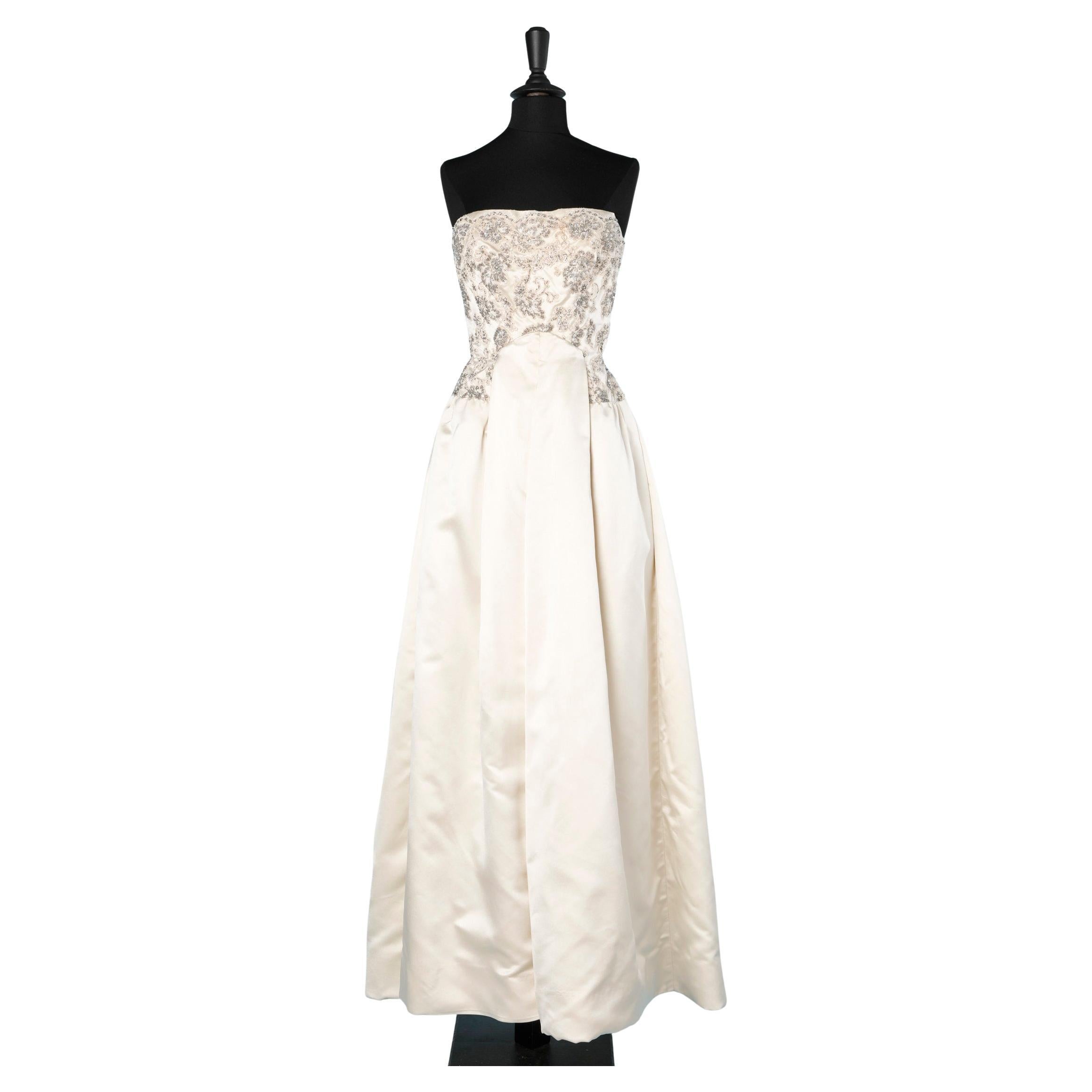 Abito da sera in raso bianco sporco con perline Neiman Marcus, circa anni '50 in vendita