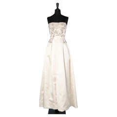 Abito da sera in raso bianco sporco con perline Neiman Marcus, circa anni '50