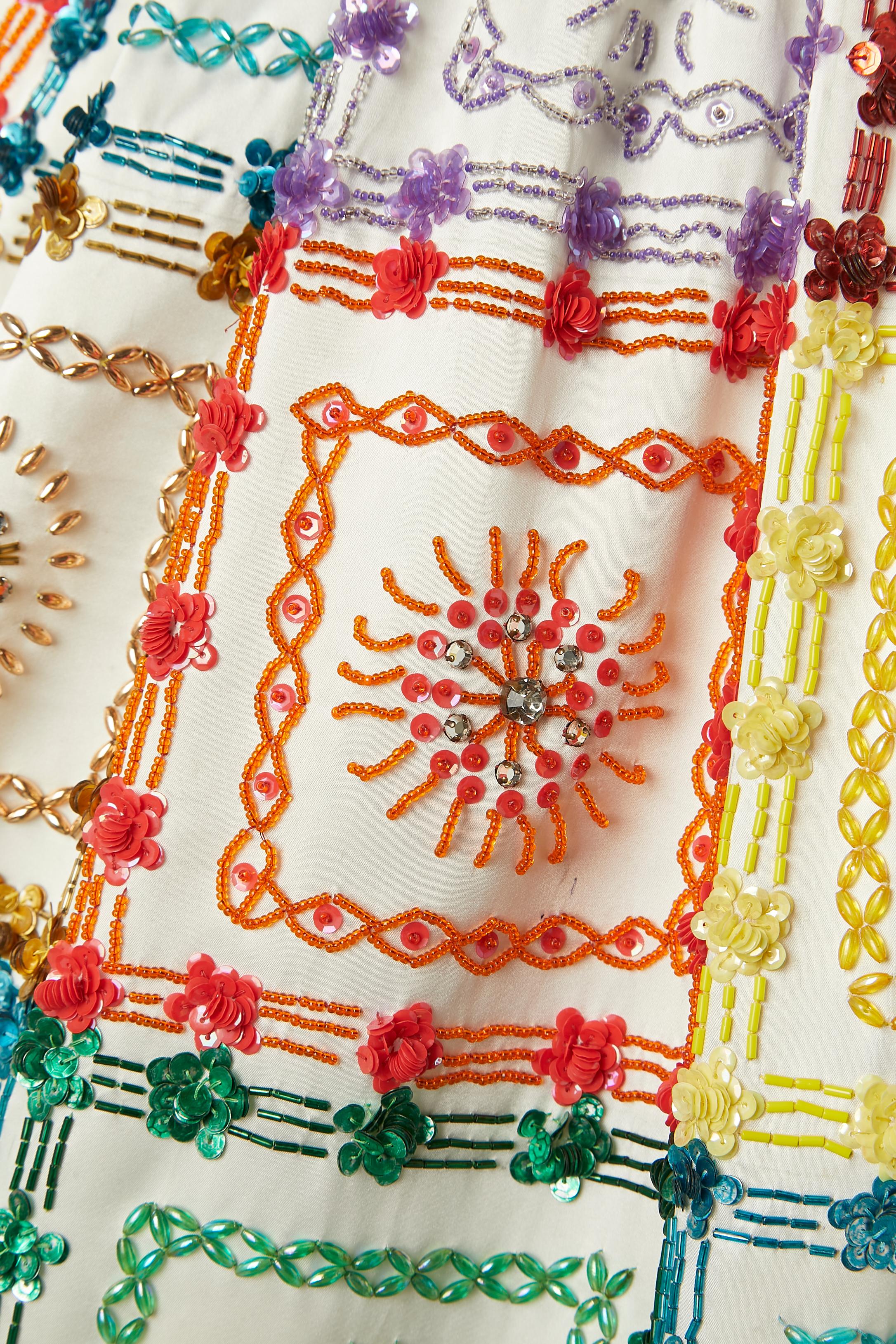 Beige Gonna in raso bianco sporco con perline, strass e paillettes multicolore Circa anni '70 in vendita