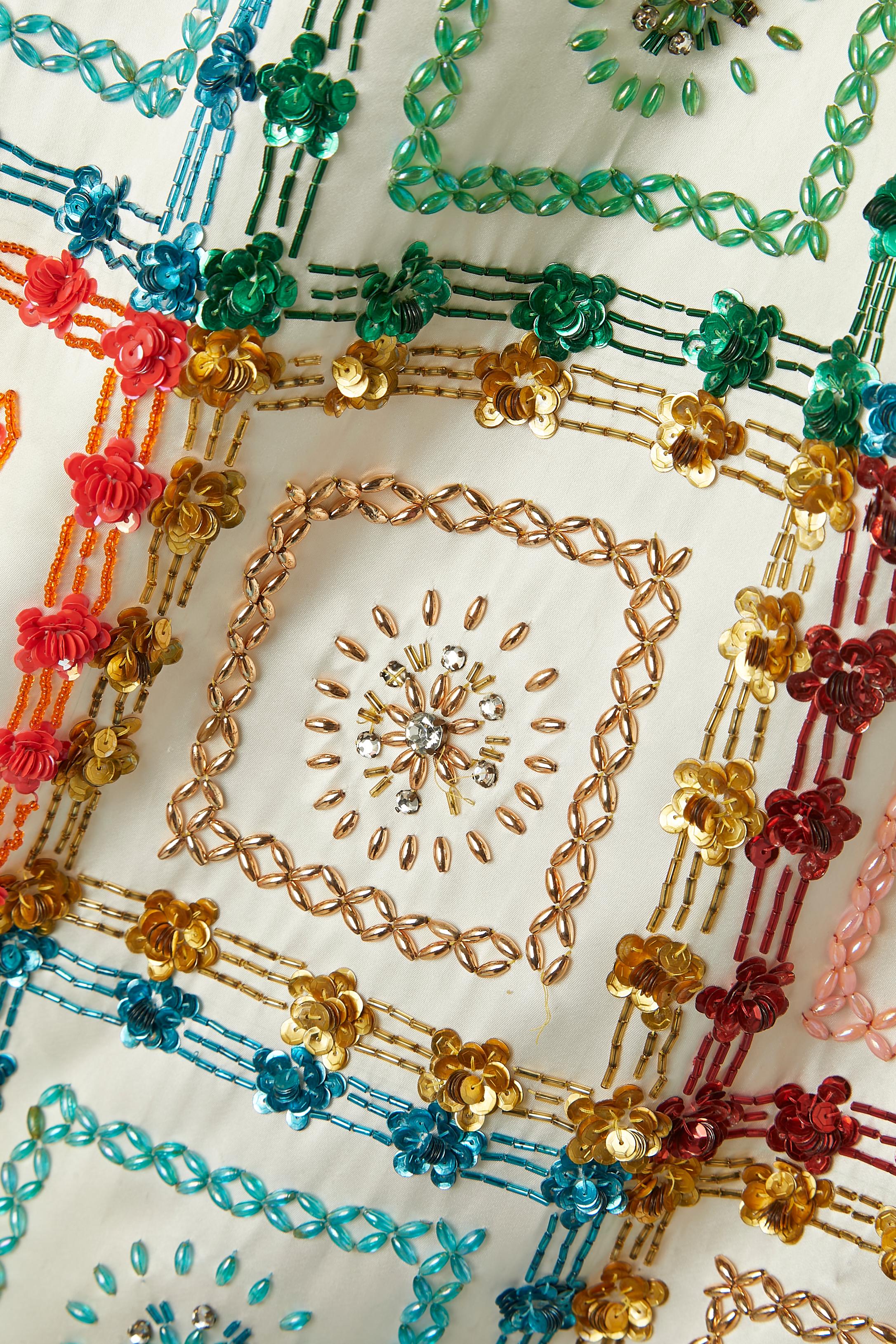 Gonna in raso bianco sporco con perline, strass e paillettes multicolore Circa anni '70 In condizioni buone in vendita a Saint-Ouen-Sur-Seine, FR