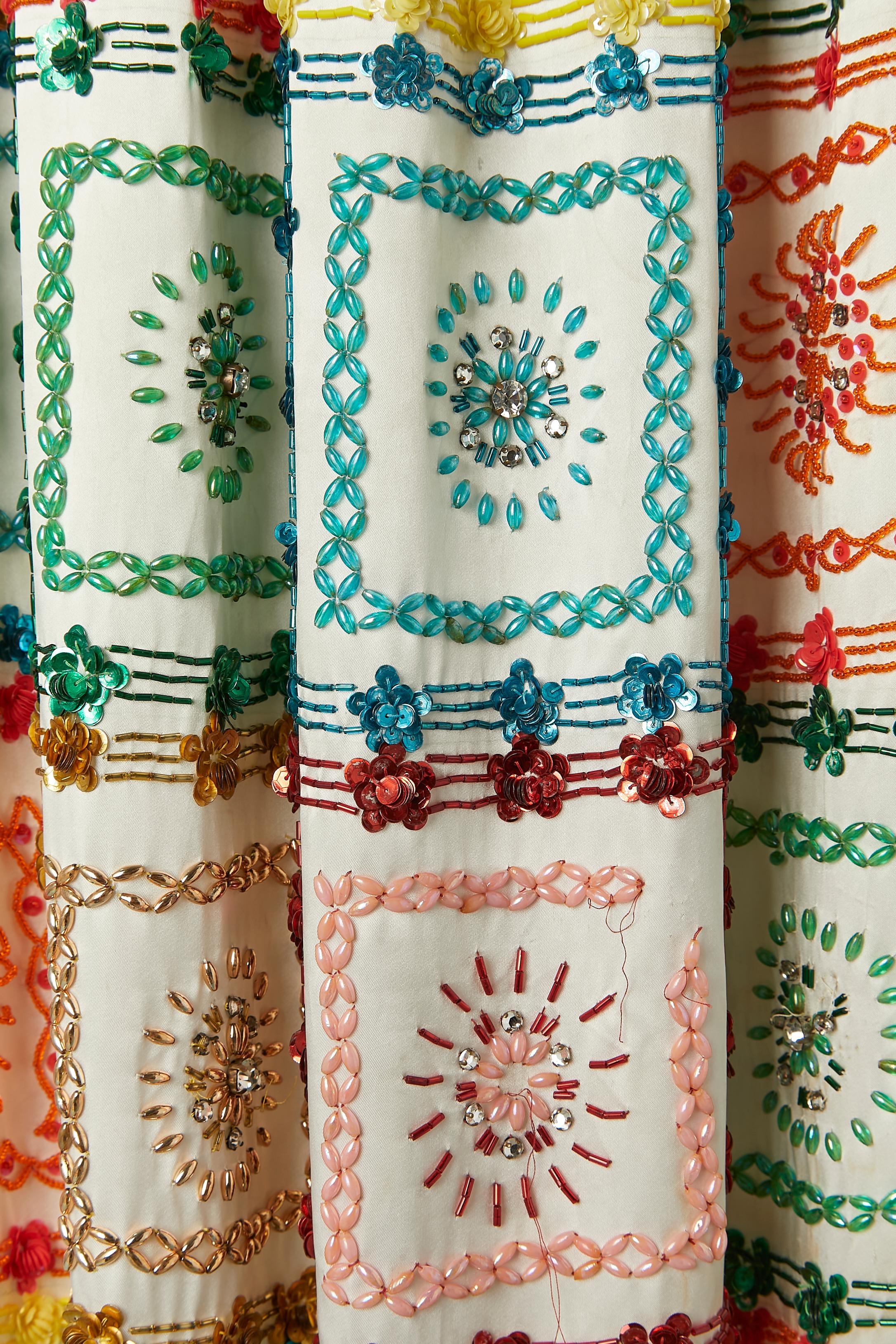 Donna Gonna in raso bianco sporco con perline, strass e paillettes multicolore Circa anni '70 in vendita
