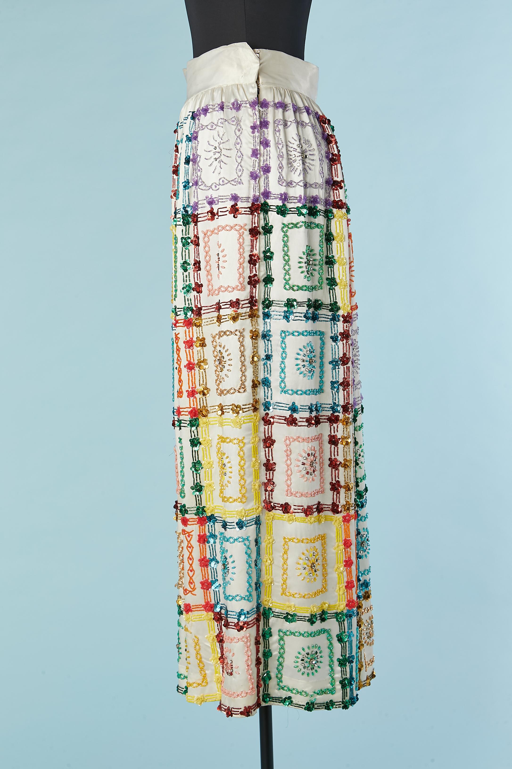 Gonna in raso bianco sporco con perline, strass e paillettes multicolore Circa anni '70 in vendita 1