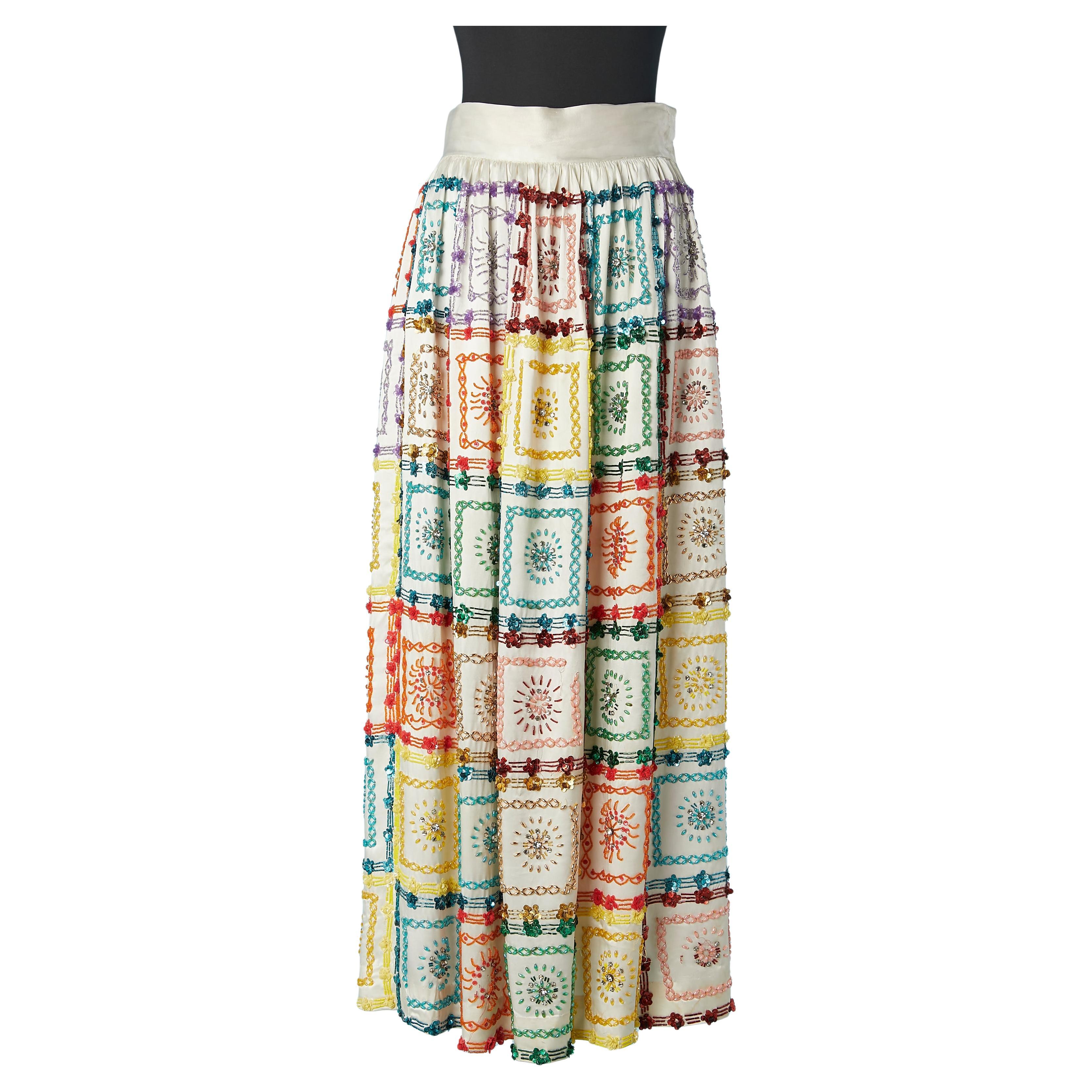 Jupe en satin off-White avec perles multicolores, strass et paillettes Circa 1970