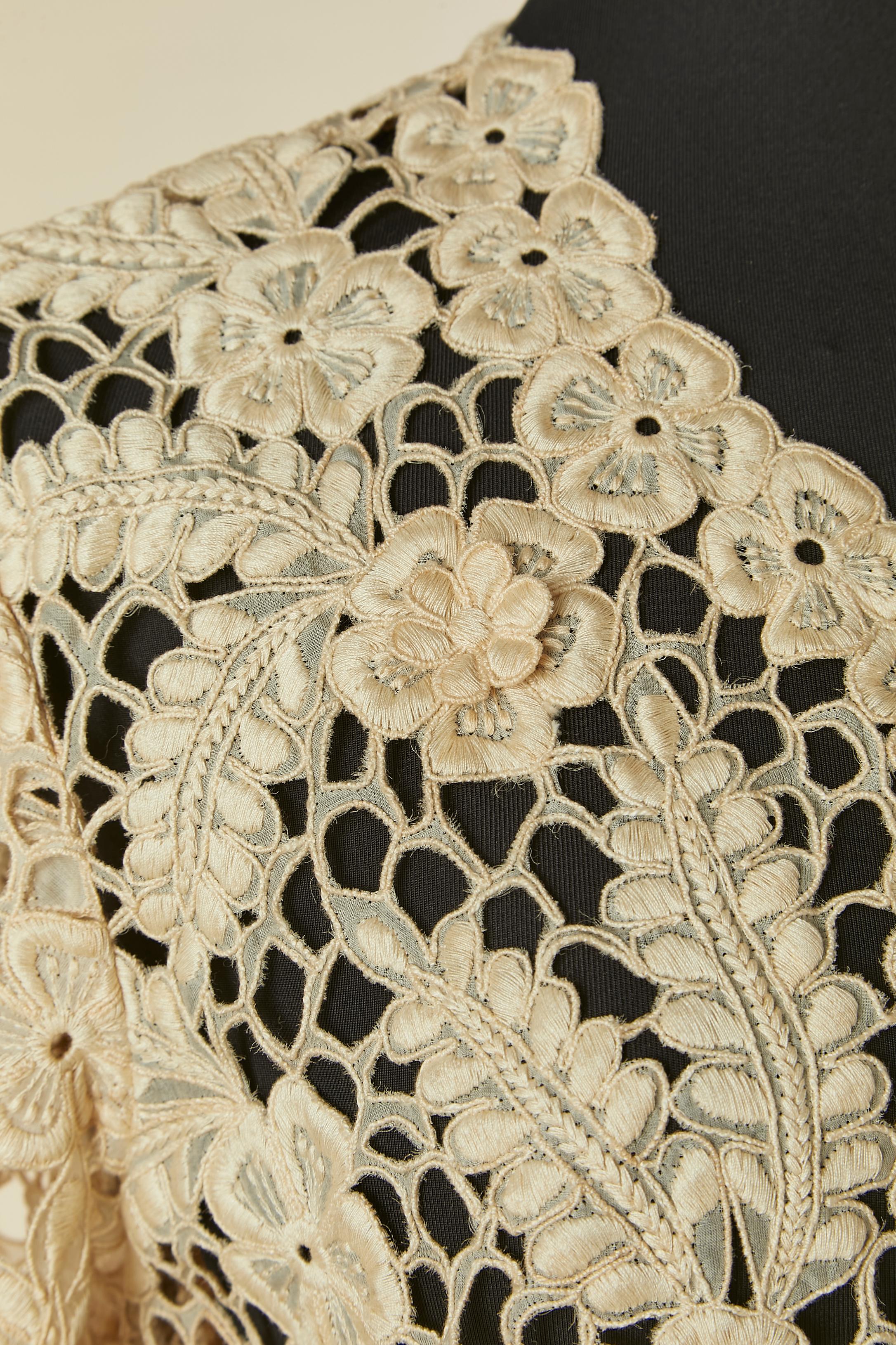 Beige Cappotto in pizzo guipure trasparente bianco sporco con bordo a bordo in vendita