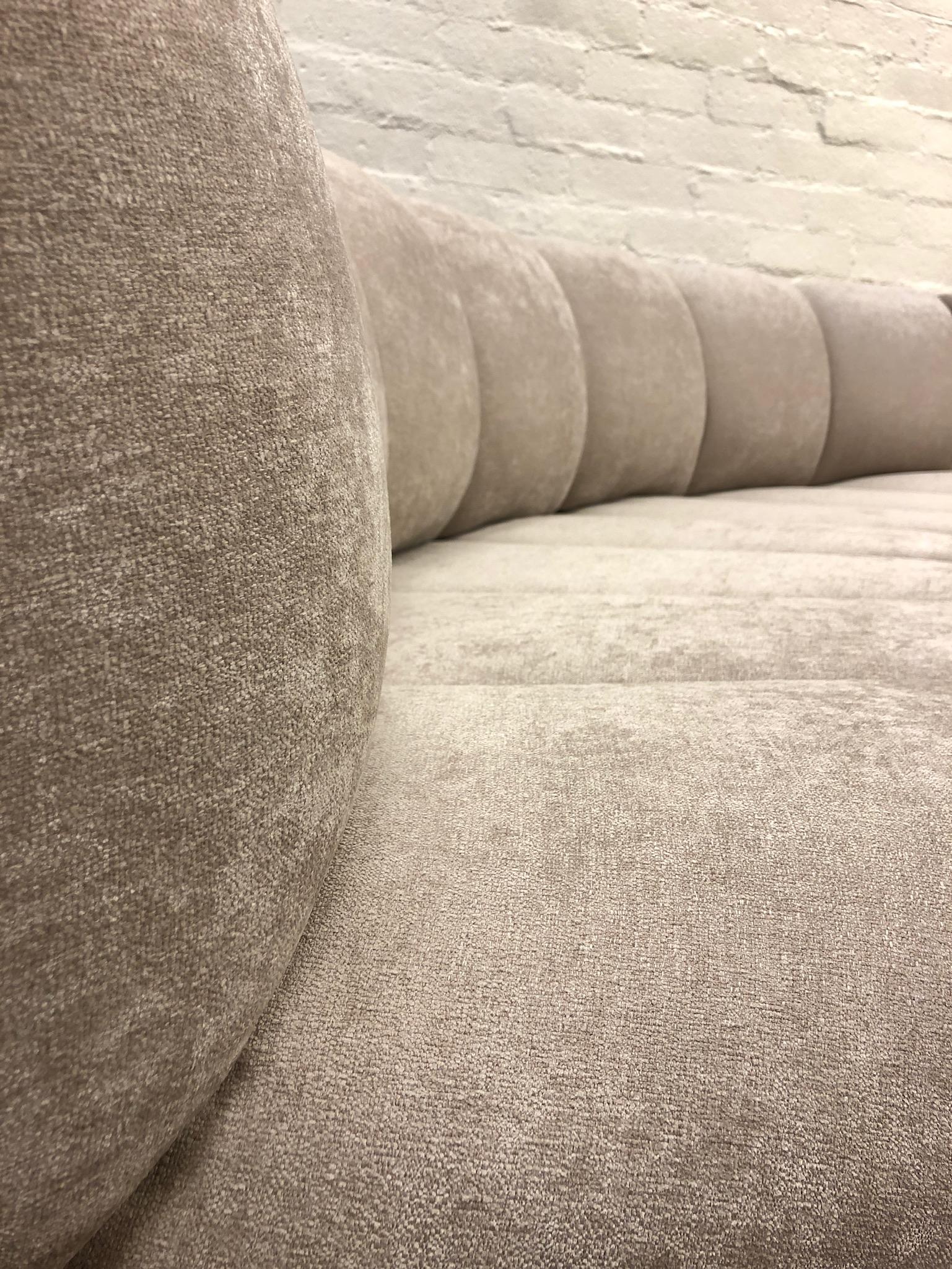 Semi-Circular Channel Sectional Sofa in Weiß von Steve Chase, Weiß  im Zustand „Hervorragend“ im Angebot in Palm Springs, CA
