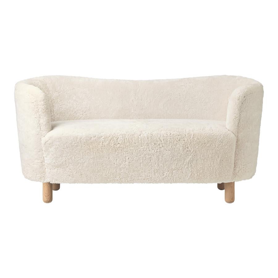 Sofa Mingle aus weißem Schafsleder und Eiche Natur von Lassen
Abmessungen: B 154 x T 68 x H 74 cm 
MATERIALIEN: Schafsfell, Eiche.

Das Mingle-Sofa wurde 1935 von dem Architekten Flemming Lassen (1902-1984) entworfen und im selben Jahr beim