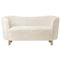 Weißes schafsfell und eiche natur Mingle sofa by Lassen