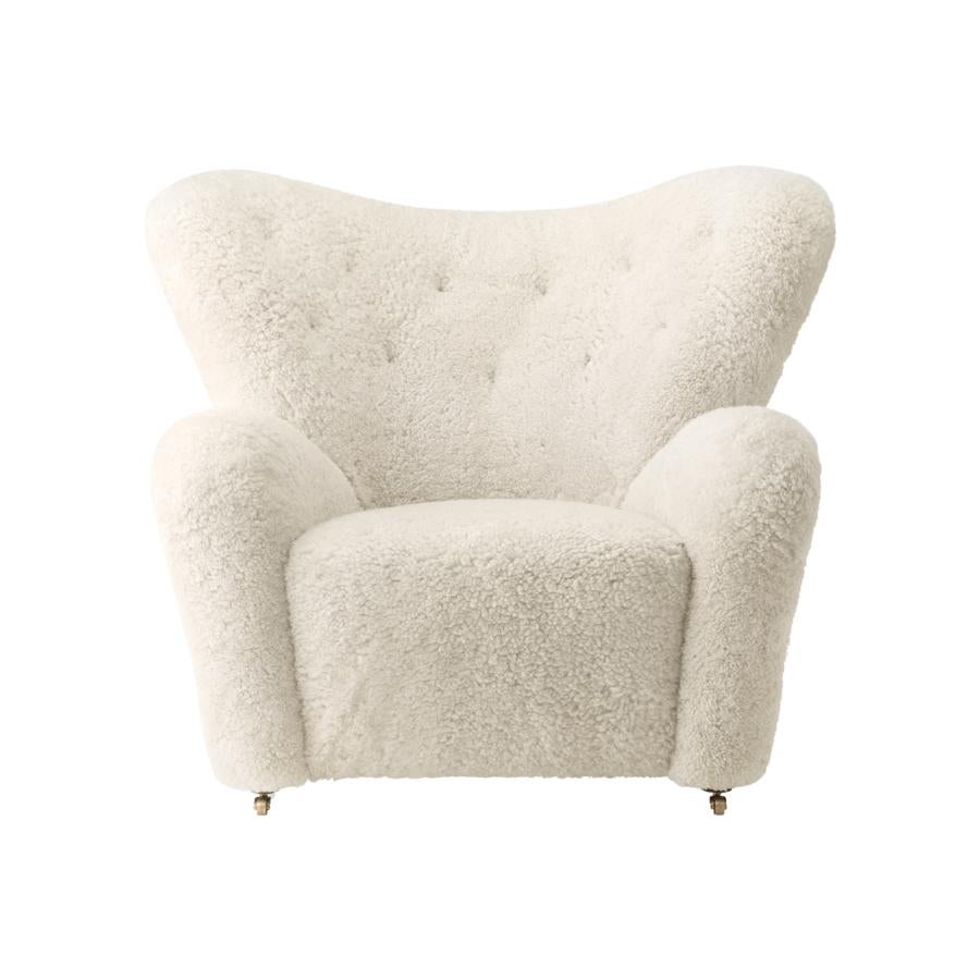 Off white sheepskin the tired man lounge chair by Lassen.
Dimensions: W 102 x D 87 x H 88 cm. 
Materials: Sheepskin.

Flemming Lassen designed the overstuffed easy chair, The Tired Man, for The Copenhagen Cabinetmakers’ Guild Competition in