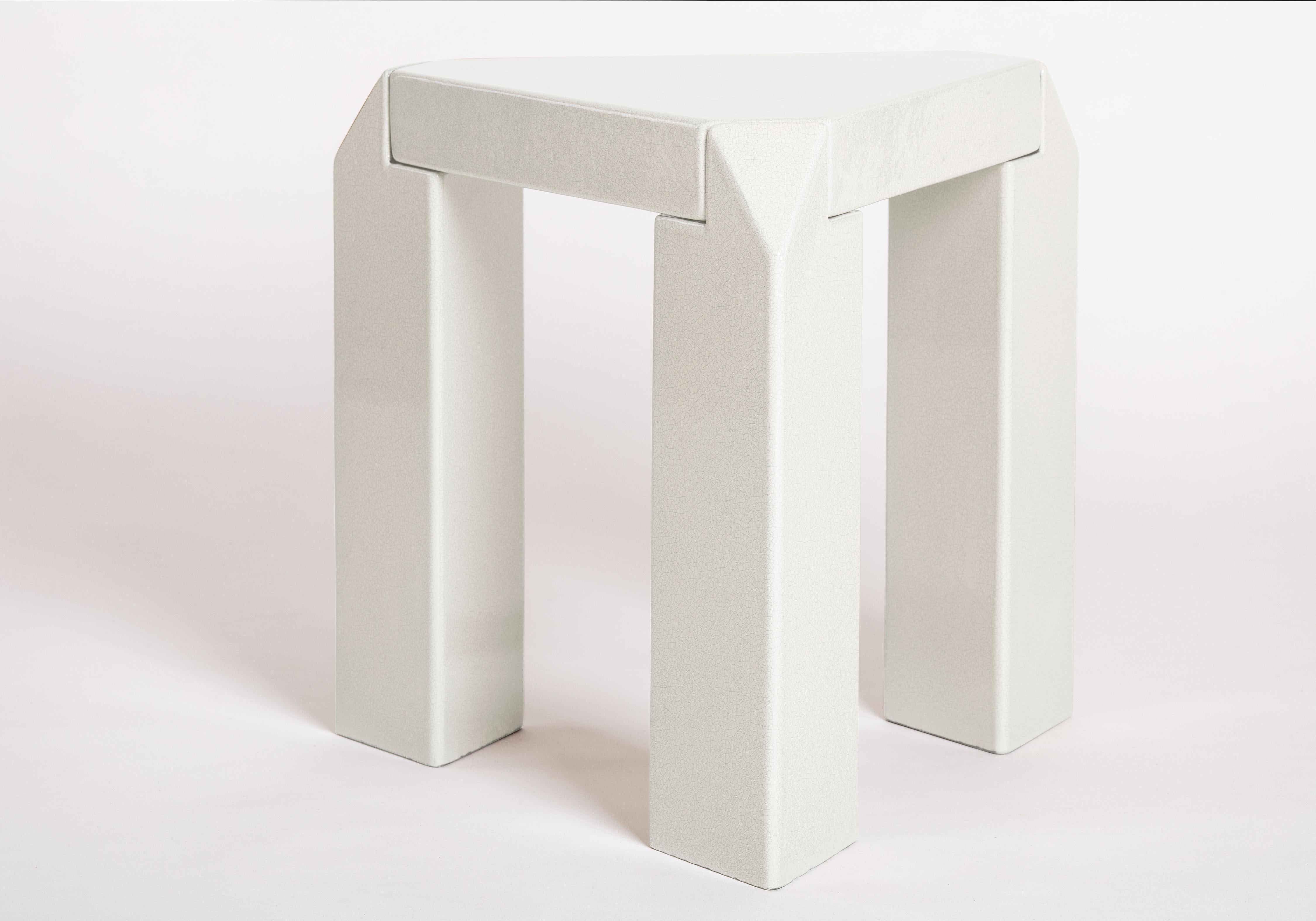 Art déco Table d'appoint Apollo en pierre de lave émaillée blanc cassé de Corpus Studio en vente