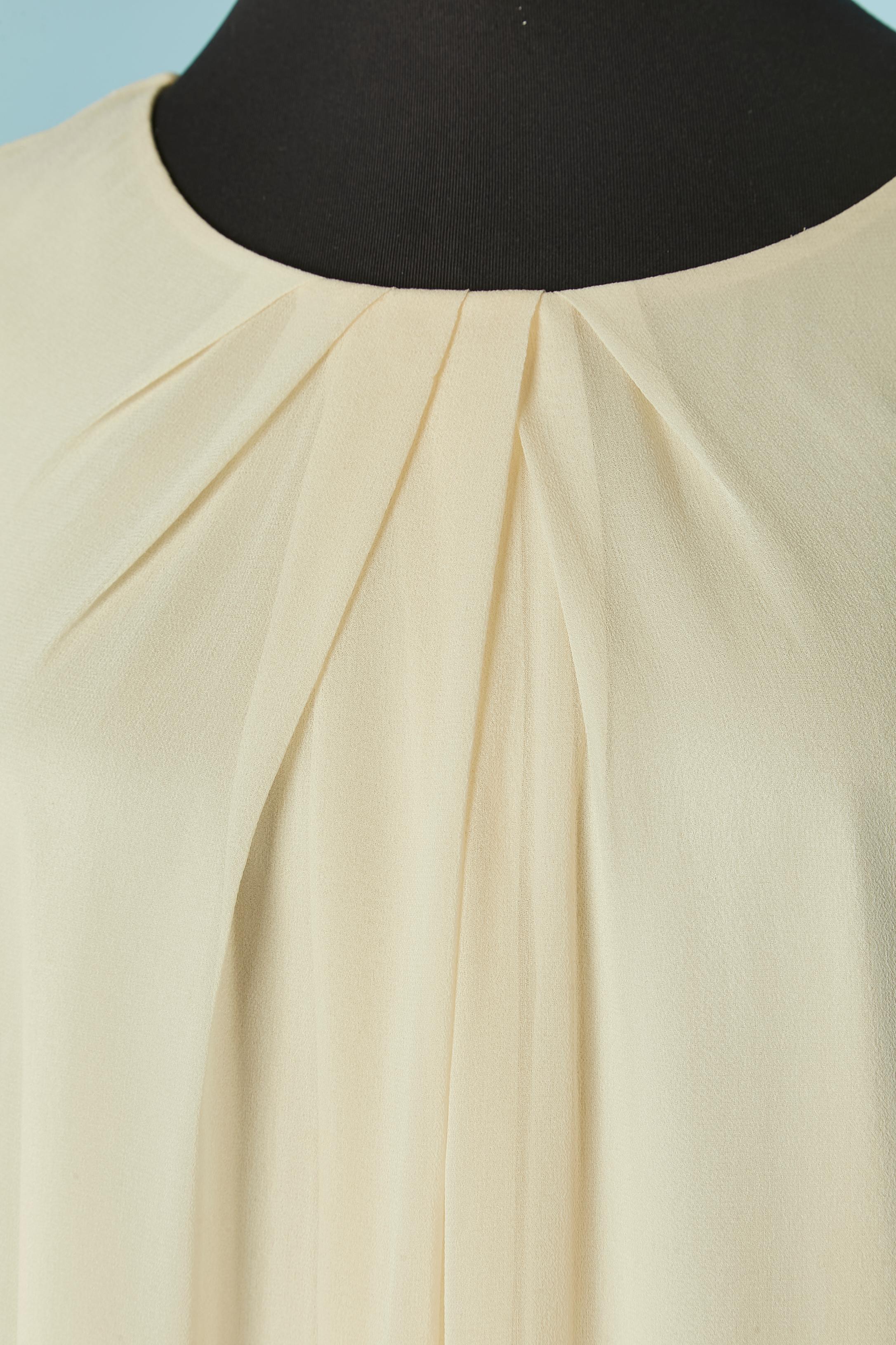 Off-white silk chiffon dress; Main fabric : 100% silk. Lining composition: 93% silk, 7% spandex. BUTTON AND BUTTONHOLE CLOSURE ON THE TOP MIDDLE BACK; 
Gather on the top of the sleeve.
SIZE 12 (US) 