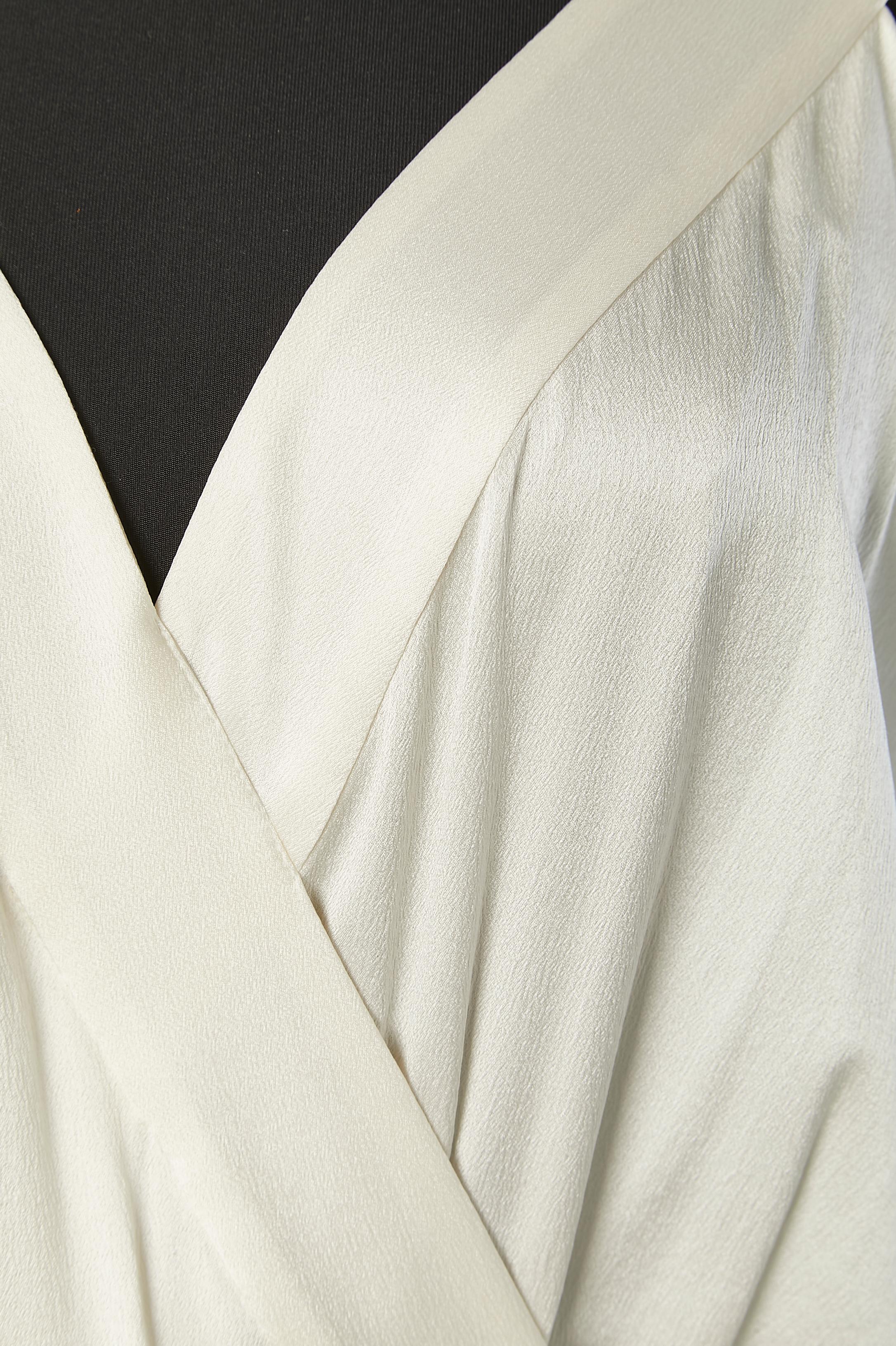 Weißes Seidencocktailkleid mit Passepartout und Seidenfransen. Schnappverschluss mit Seidenbezug auf der linken Seite. 
Größe 40 (It) 36 (Fr) aber passt M 