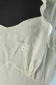 Camicia da notte in seta bianca con volant e ricami fatti a mano Circa anni '40