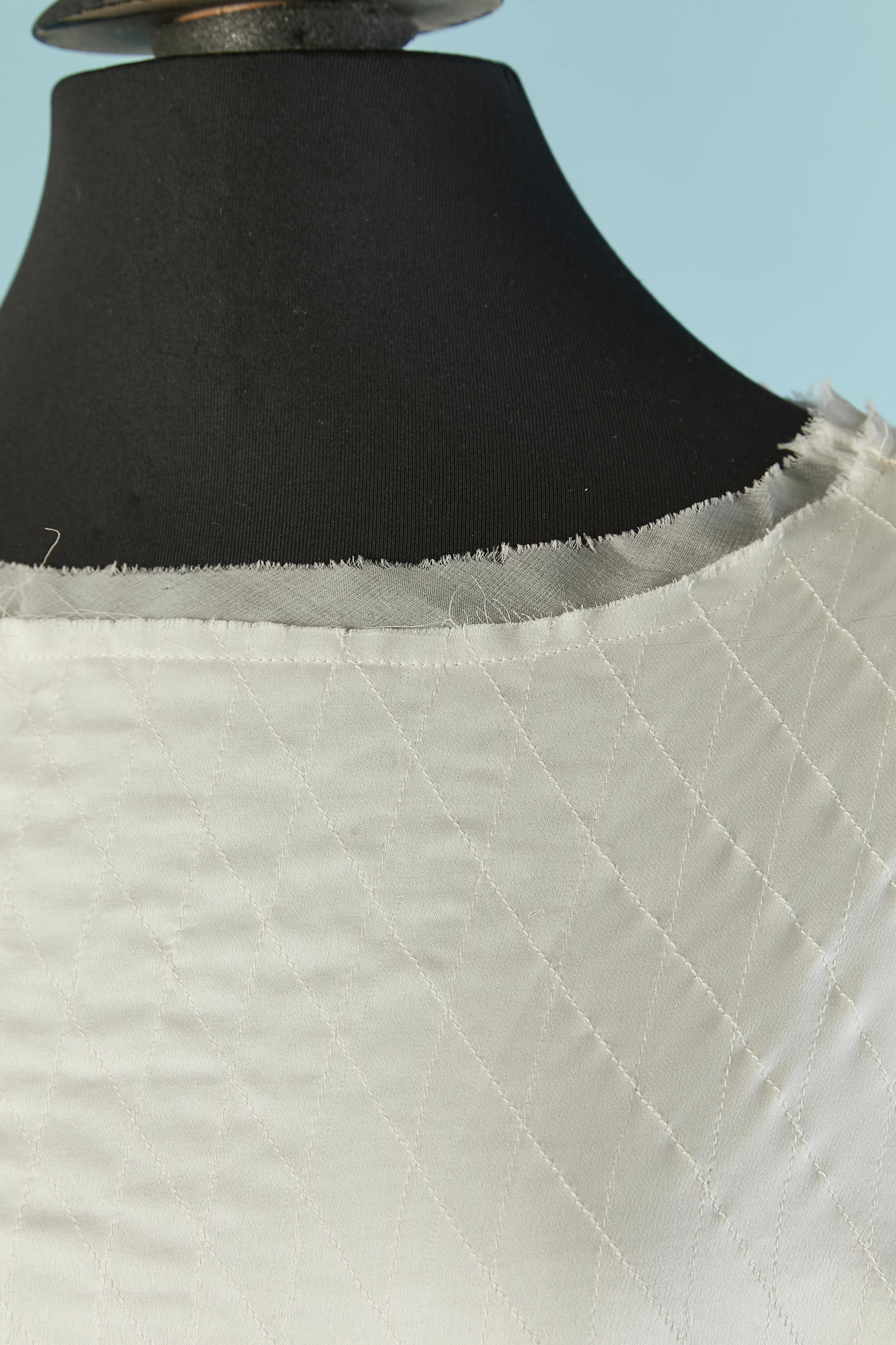 Weißes Kleid aus Seide mit Steppnähten und Reißverschlusstaschen. Rayon-Futter. Seidenchiffon am Saum. 
GRÖSSE M 