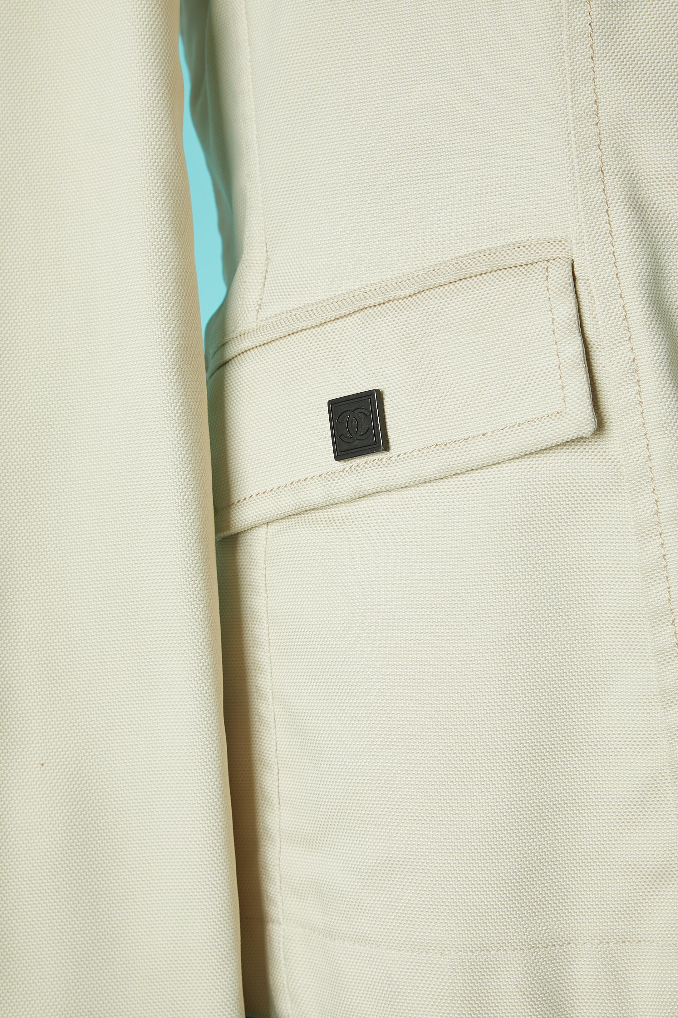 Veste croisée Off-White avec boutons-pression et passepoils de marque Chanel  Excellent état - En vente à Saint-Ouen-Sur-Seine, FR
