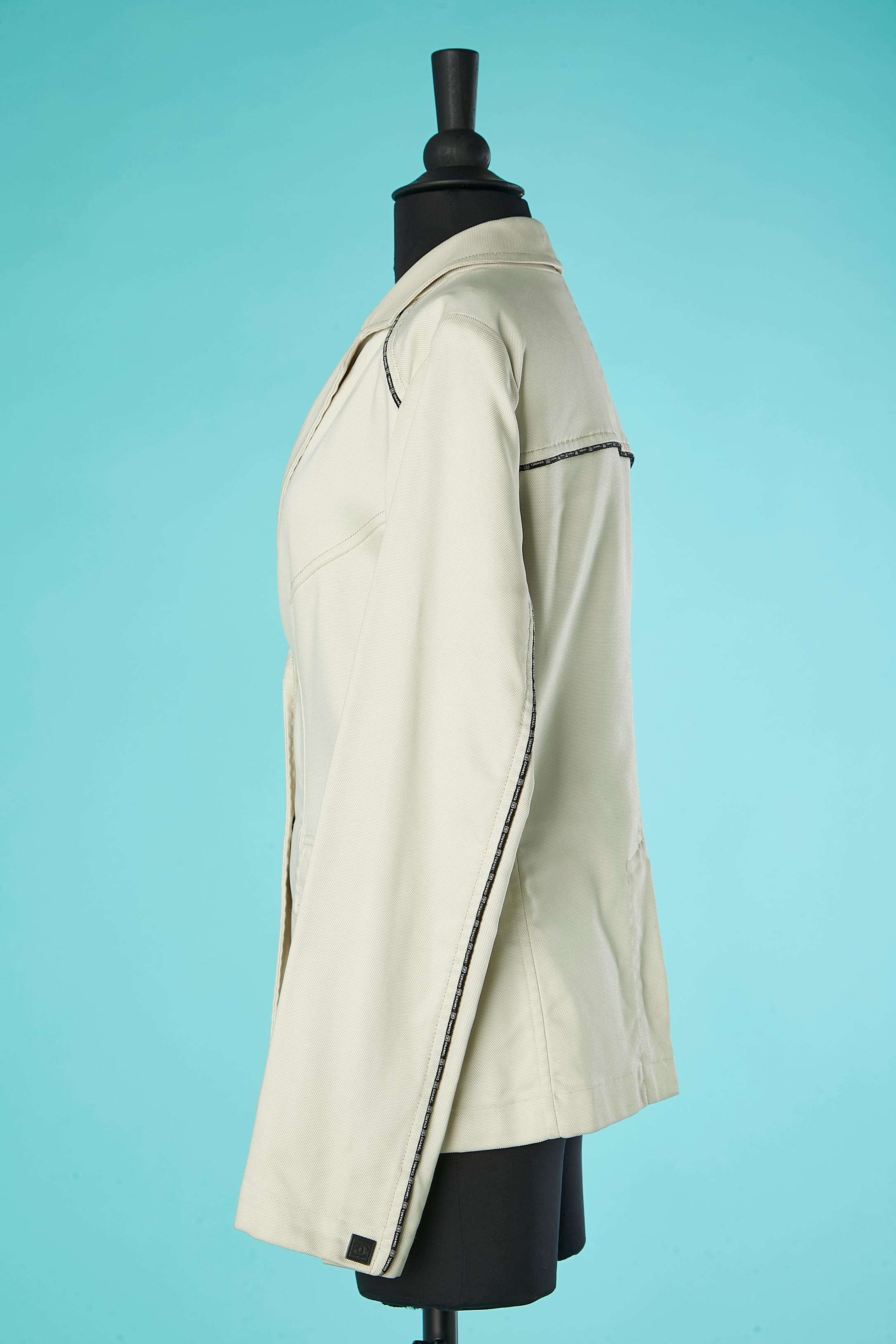 Veste croisée Off-White avec boutons-pression et passepoils de marque Chanel  Pour femmes en vente