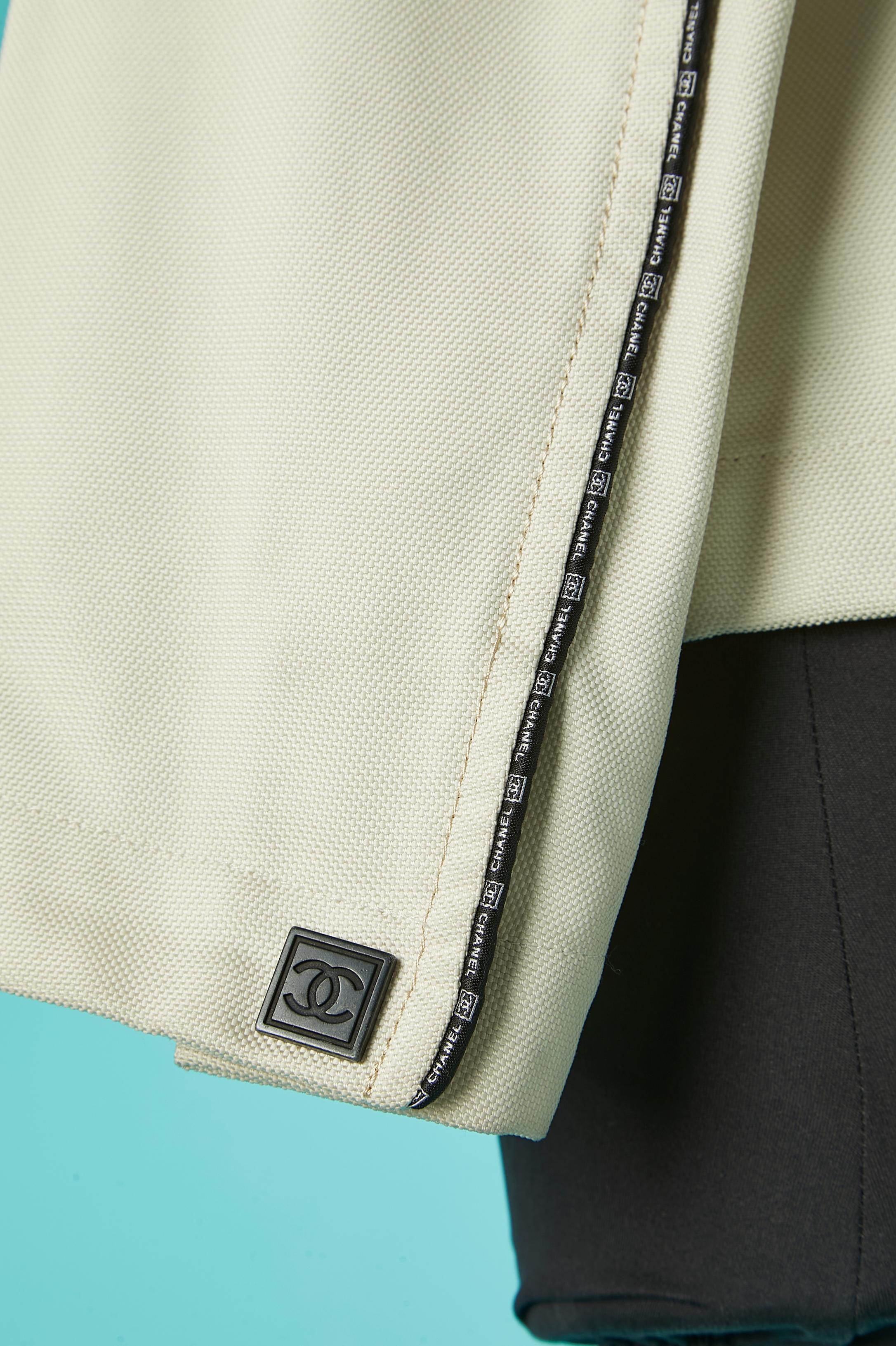 Veste croisée Off-White avec boutons-pression et passepoils de marque Chanel  en vente 1