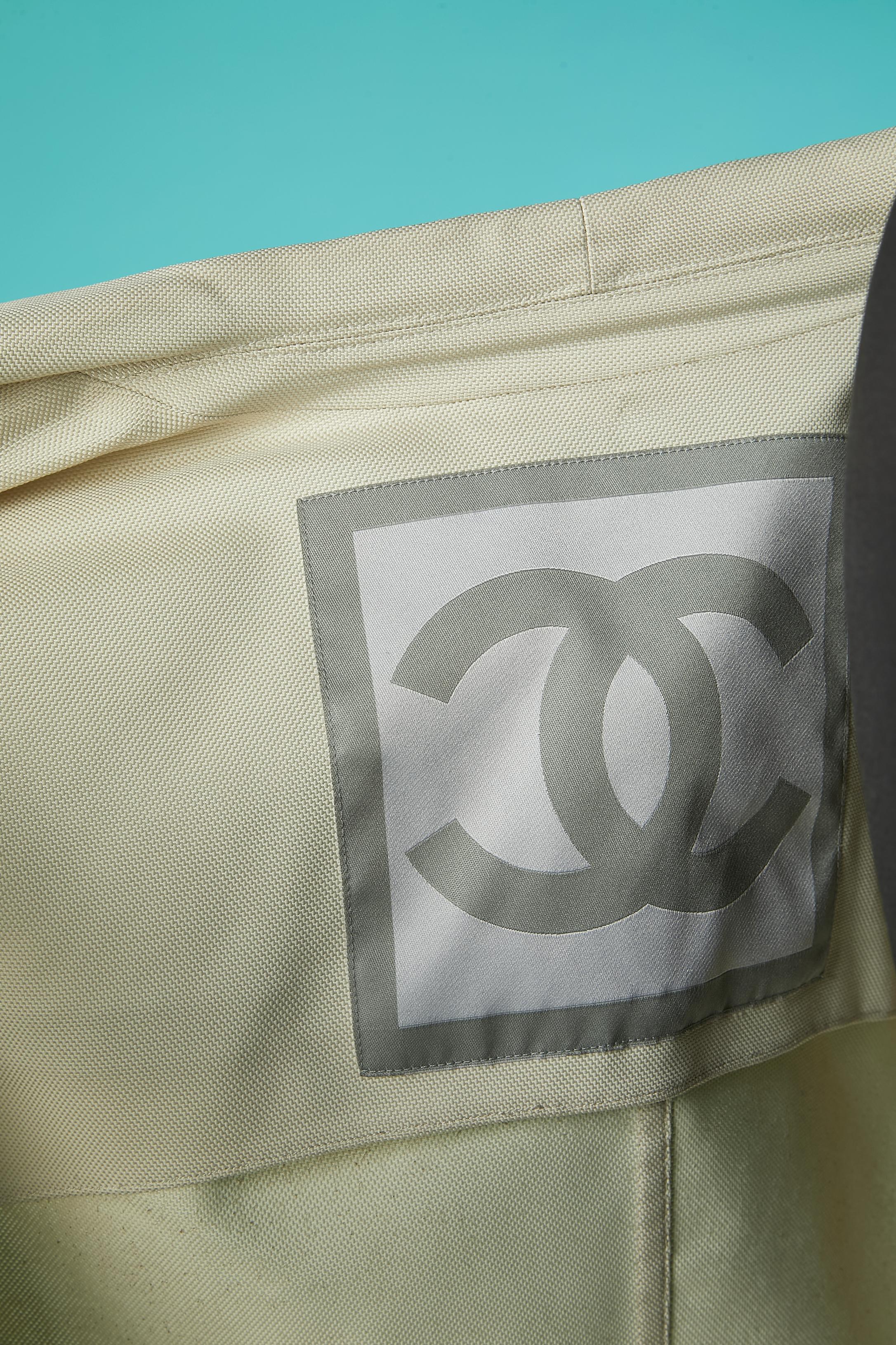 Veste croisée Off-White avec boutons-pression et passepoils de marque Chanel  en vente 3