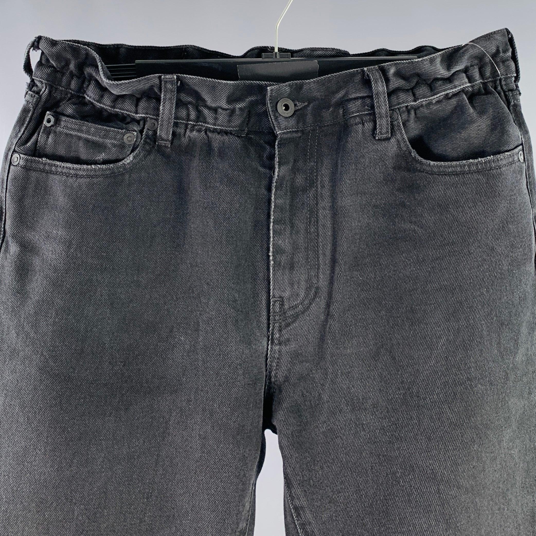 OFF-WHITE Jeans
aus schwarzem, gewaschenem Baumwoll-Denim mit fünf Taschen, konisch zulaufendem Bein und elastischem Bund mit Reißverschluss. Made in Italy. sehr guter gebrauchter Zustand. Leichte Gebrauchsspuren. 

Markiert:   31 

Abmessungen: 
 