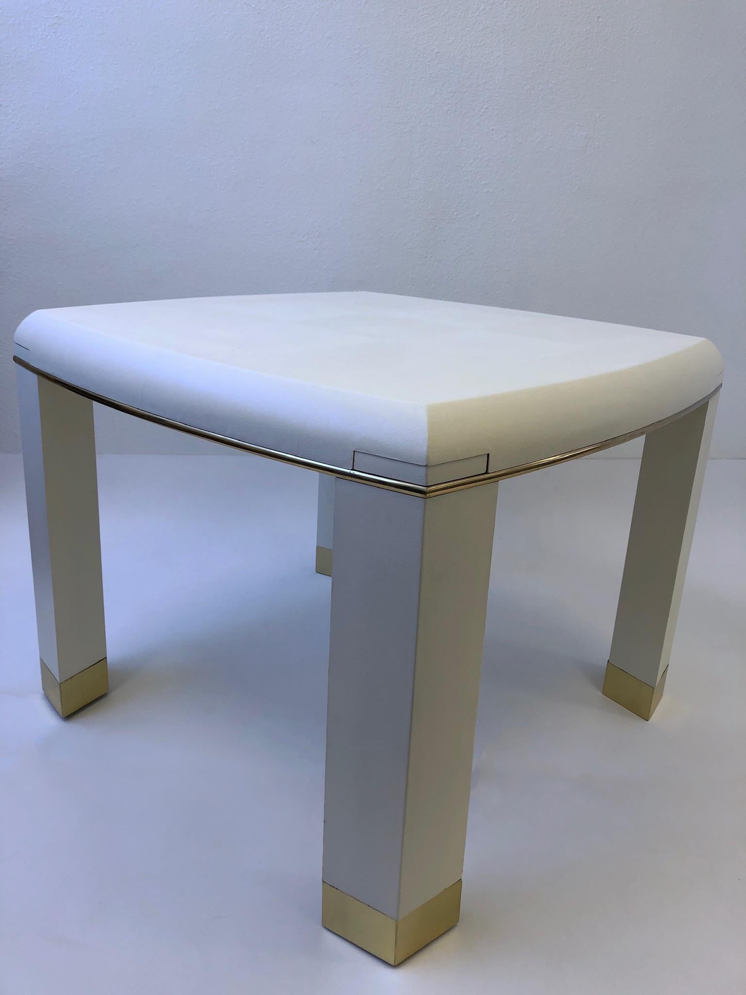 Fin du 20e siècle Table de jeu en cuir de serpent blanc cassé et laiton avec porte-bouteilles, style Springer en vente