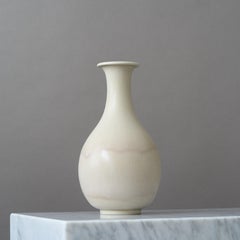 Vaso in gres bianco sporco di Gunnar Nylund per Rorstrand, Svezia, 1940.