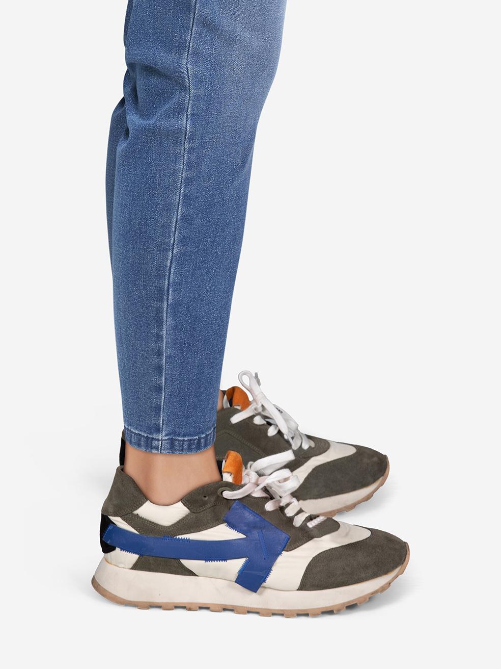 L'ÉTAT est très bon. L'usure des baskets est minime. Usure minime à la boîte d'orteil gauche, au contrefort, au bord de la semelle et aux deux côtés des deux chaussures où des décolorations sont visibles. Abrasion sur la boîte à orteils gauche et