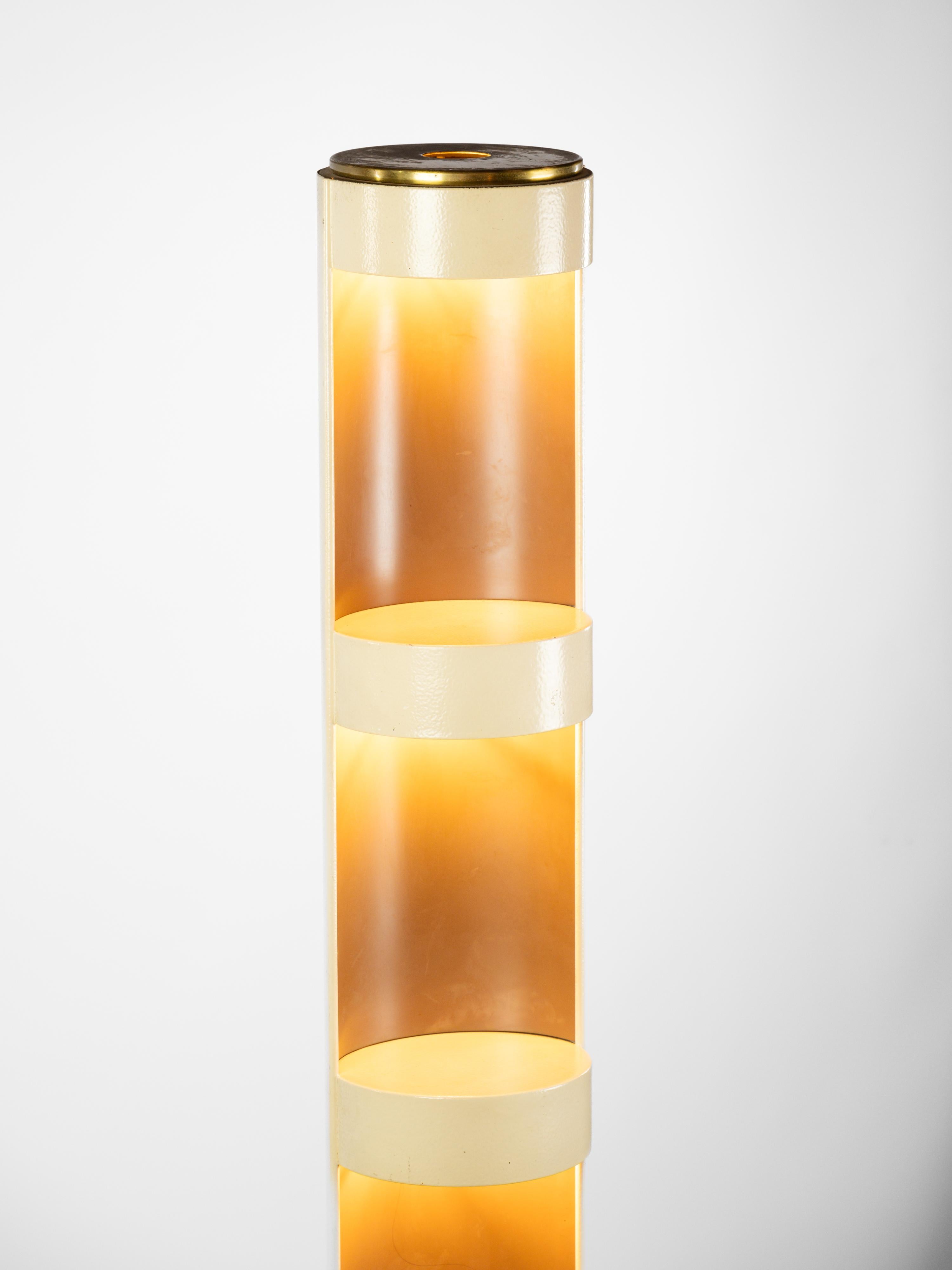 Stehlampe mit cremefarbenem weißem Turm aus Metall von Jean Perzel (Moderne der Mitte des Jahrhunderts) im Angebot