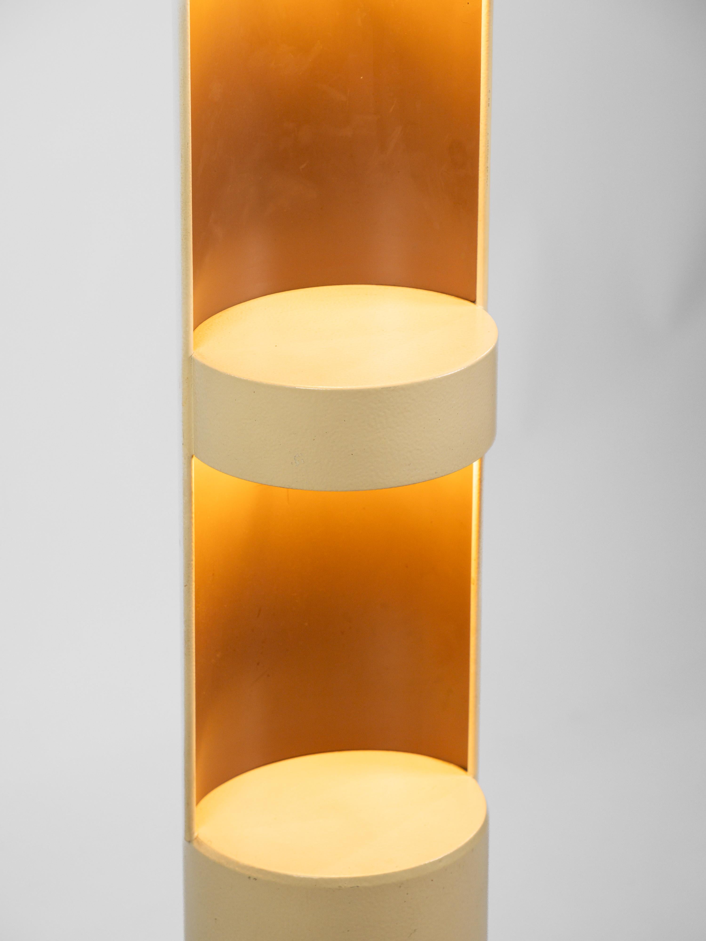 Stehlampe mit cremefarbenem weißem Turm aus Metall von Jean Perzel (Italienisch) im Angebot