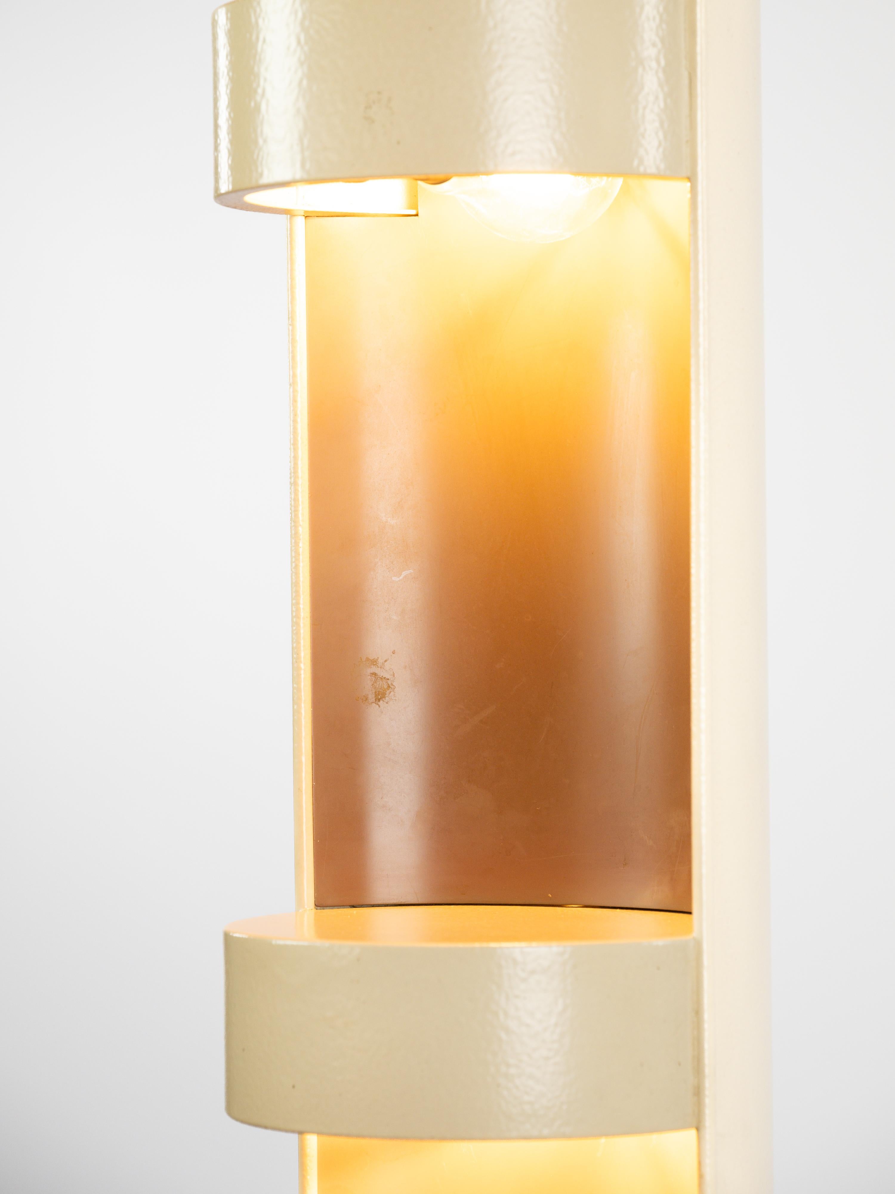 Off white tower floor lamp in metal by Jean Perzel In Good Condition For Sale In Monaco, MC