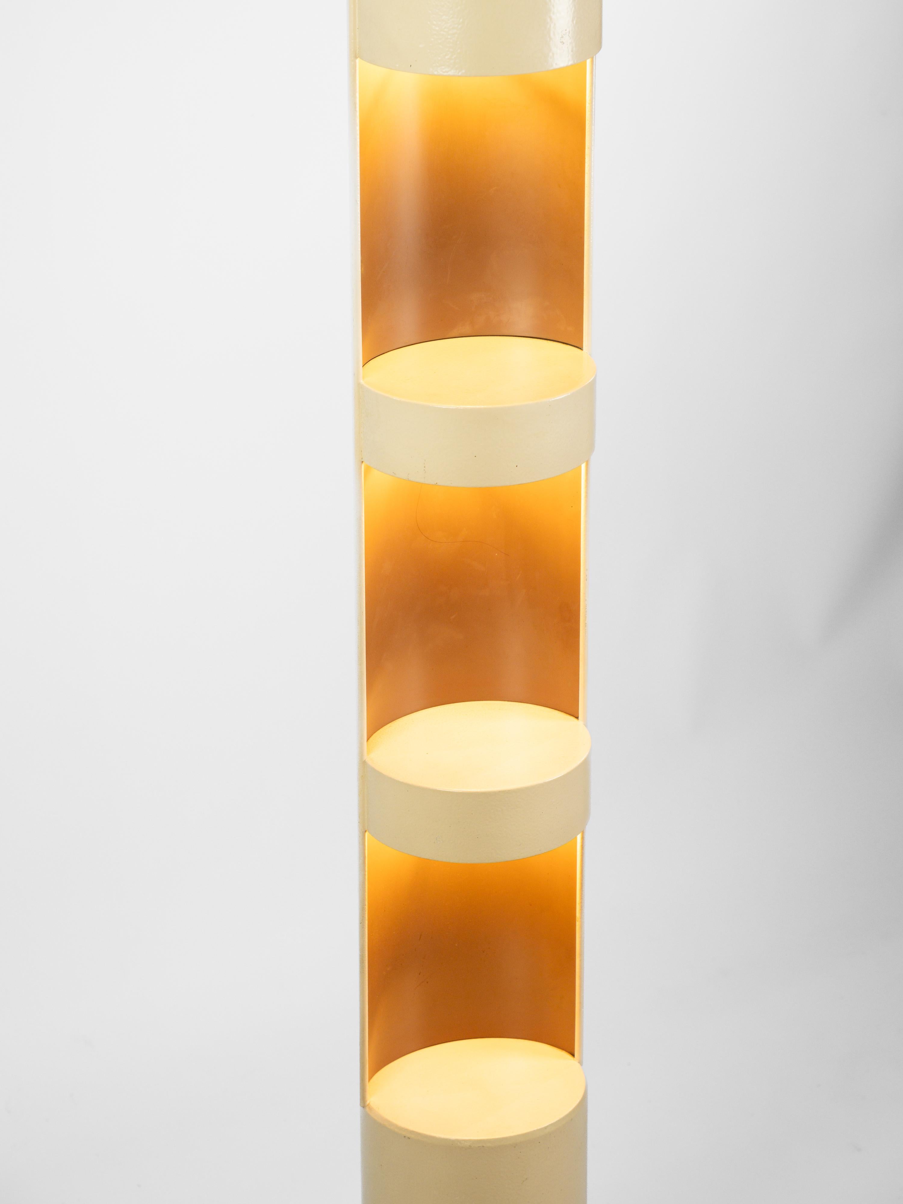 Stehlampe mit cremefarbenem weißem Turm aus Metall von Jean Perzel im Angebot 1