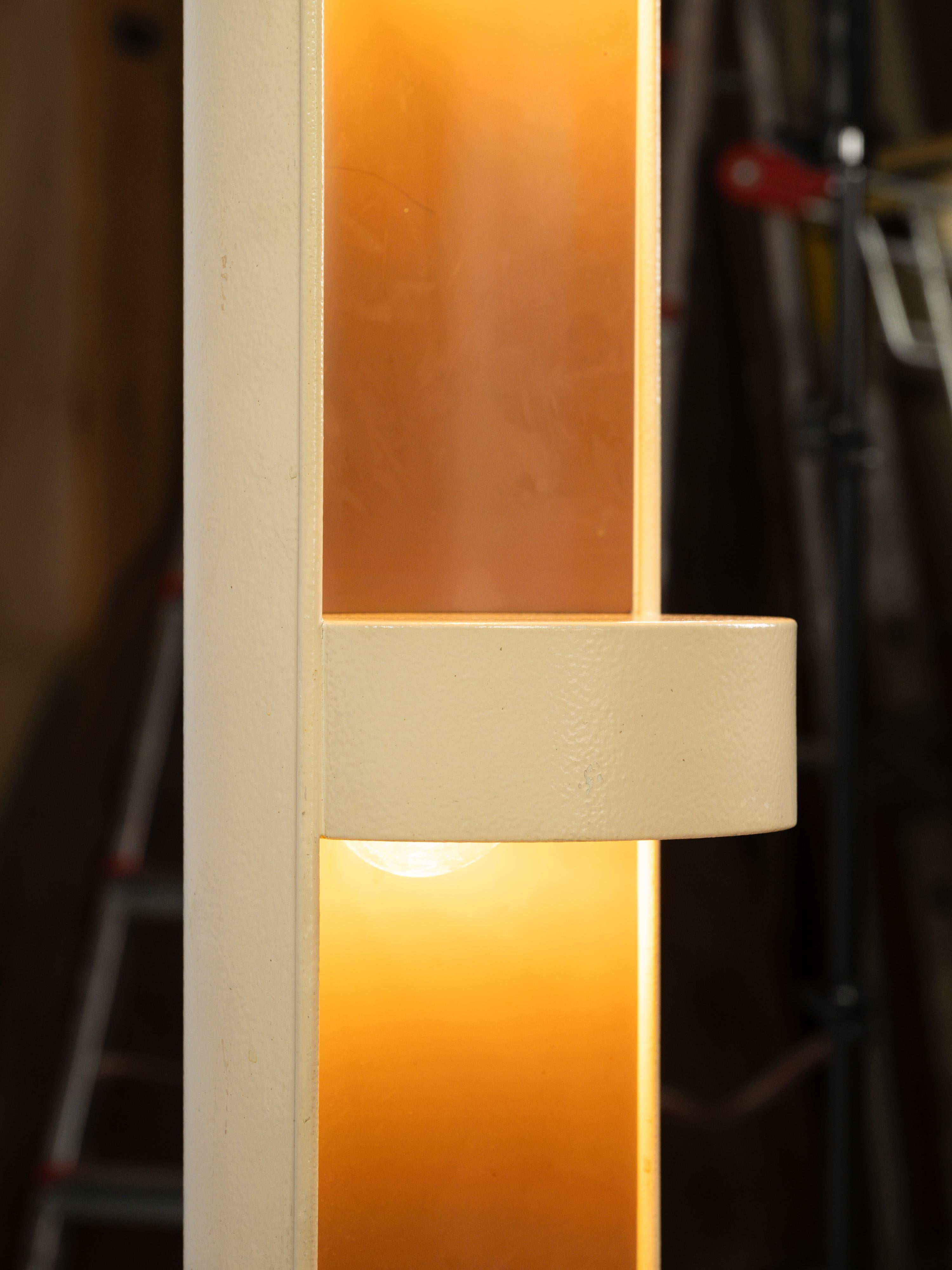 Stehlampe mit cremefarbenem weißem Turm aus Metall von Jean Perzel im Angebot 3