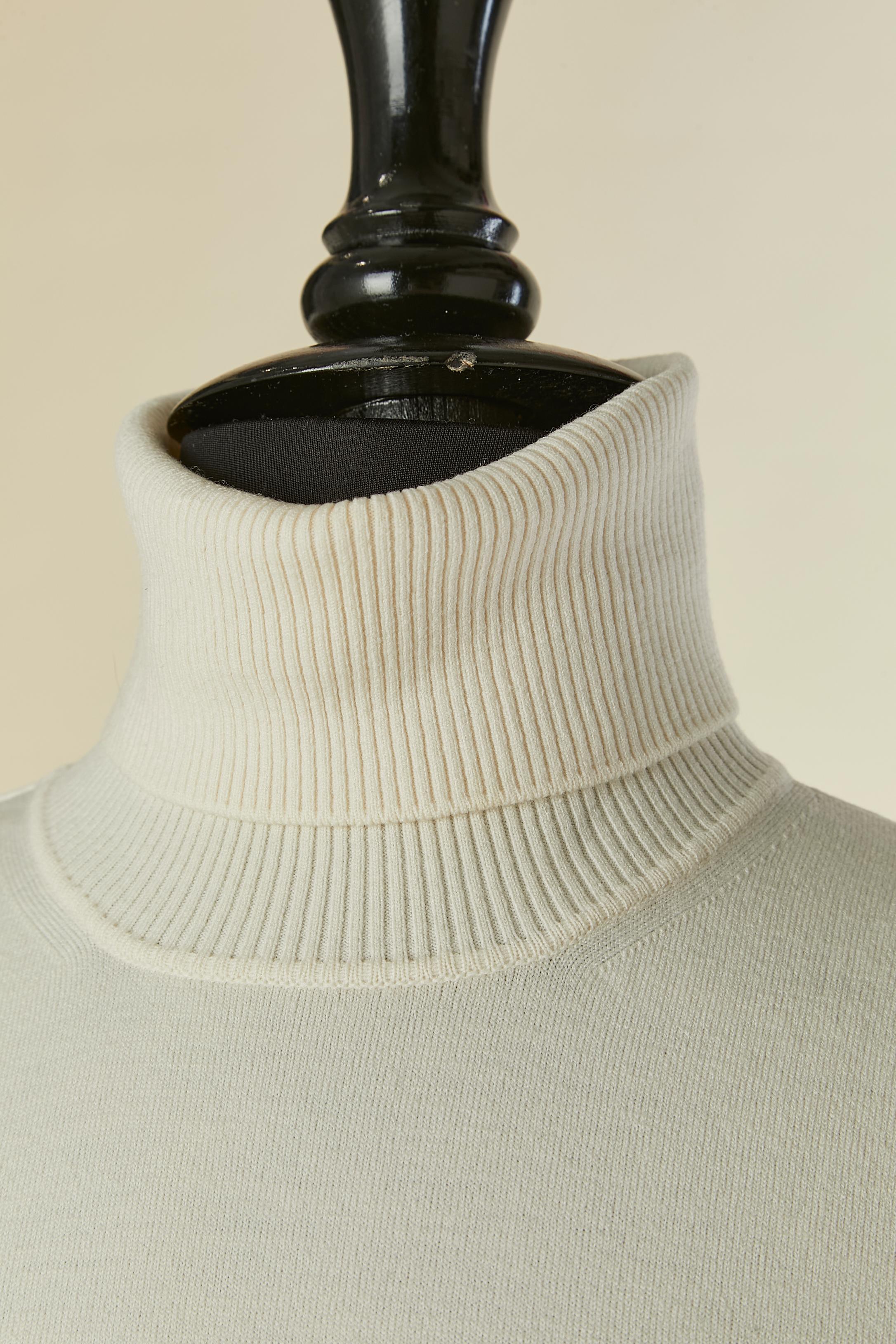 Off-white Rollkragenpullover. Zusammensetzung des Gestricks: 74% Wolle, 26% Polyester. 
GRÖSSE M 