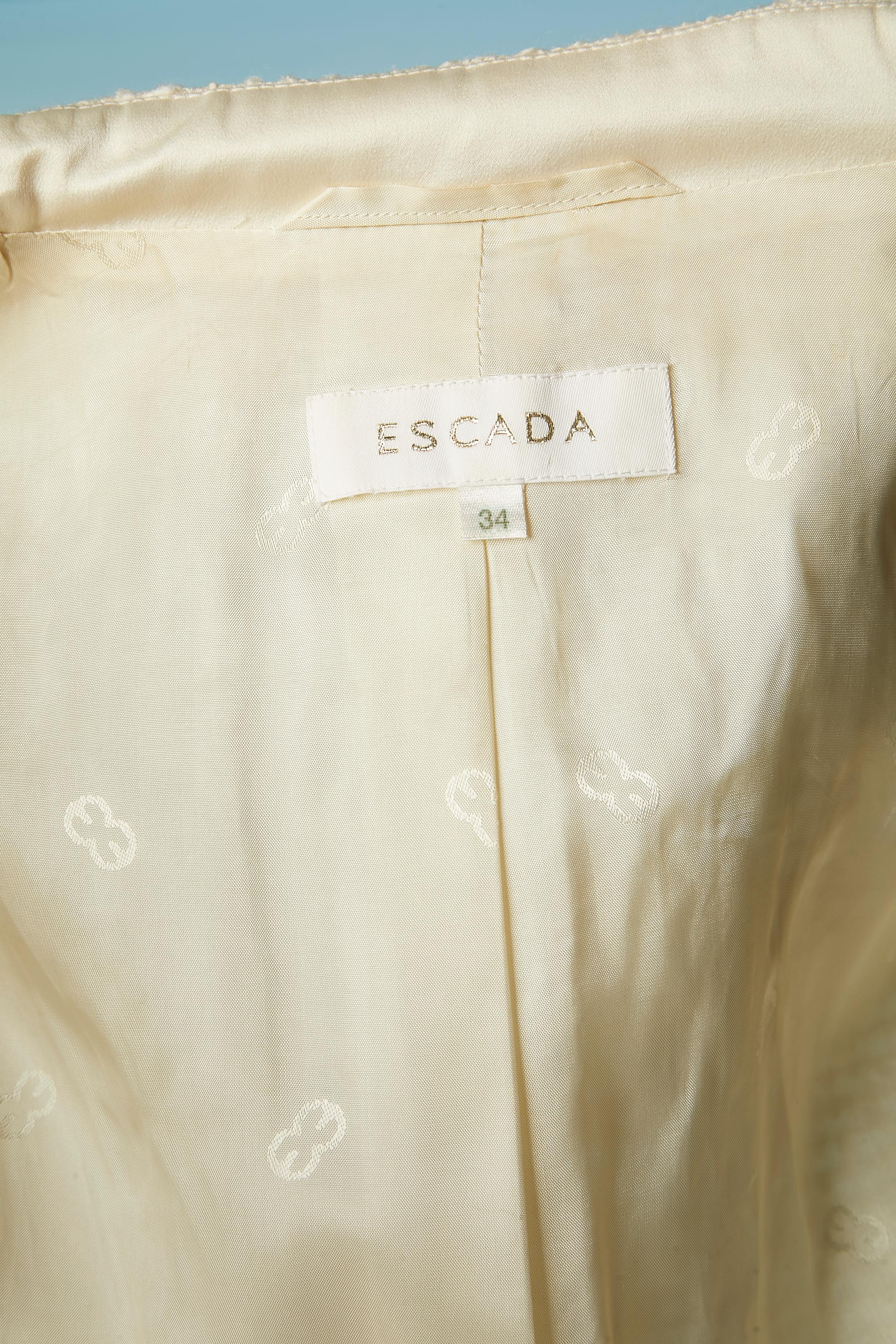 Weiße Tweed-Jacke mit Perlen- und Blumengehäkelt am Rand von Escada  im Angebot 1