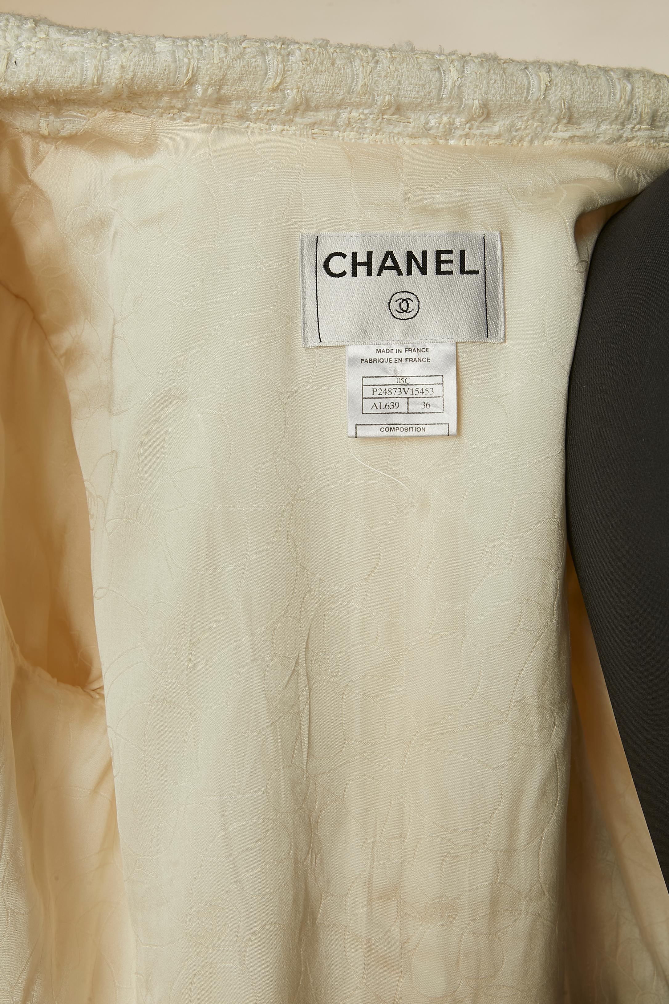Veste croisée en tweed écru CHANEL en vente 4