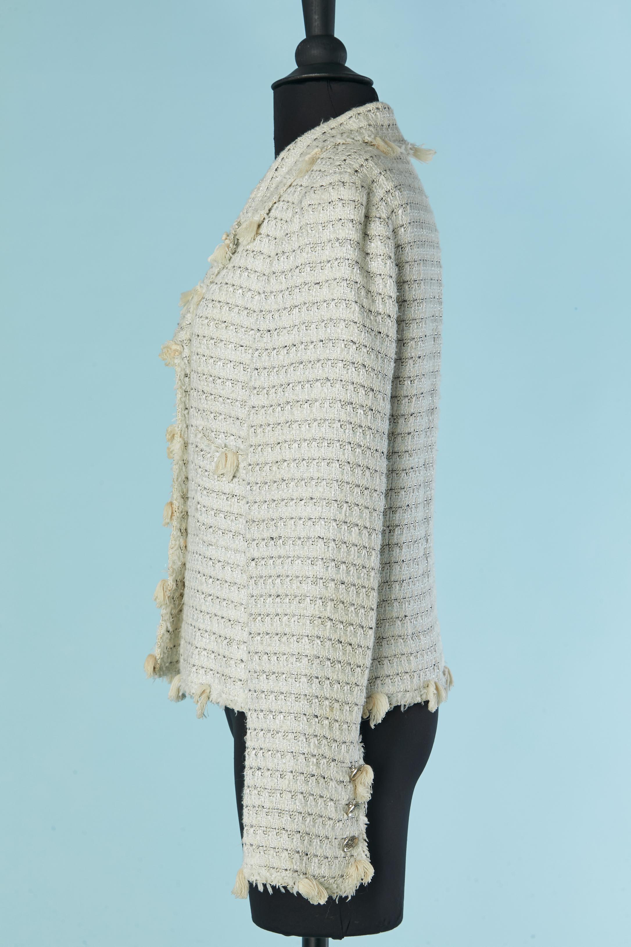 Donna Giacca monopetto in tweed bianco sporco con abbellimento in nappe CHanel in vendita