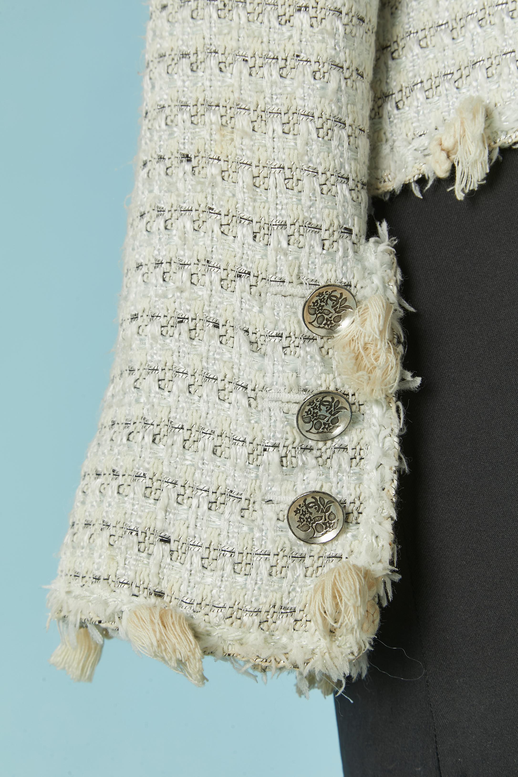 Giacca monopetto in tweed bianco sporco con abbellimento in nappe CHanel in vendita 1