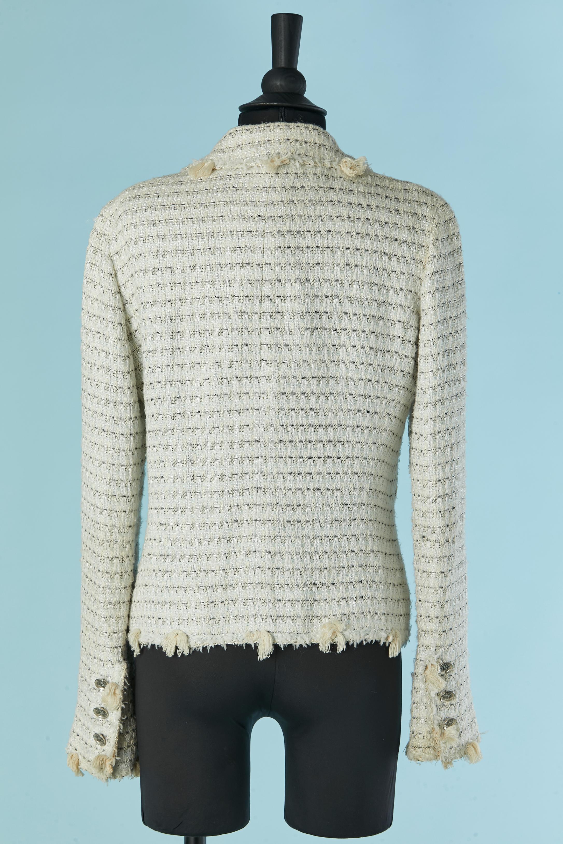 Giacca monopetto in tweed bianco sporco con abbellimento in nappe CHanel in vendita 2