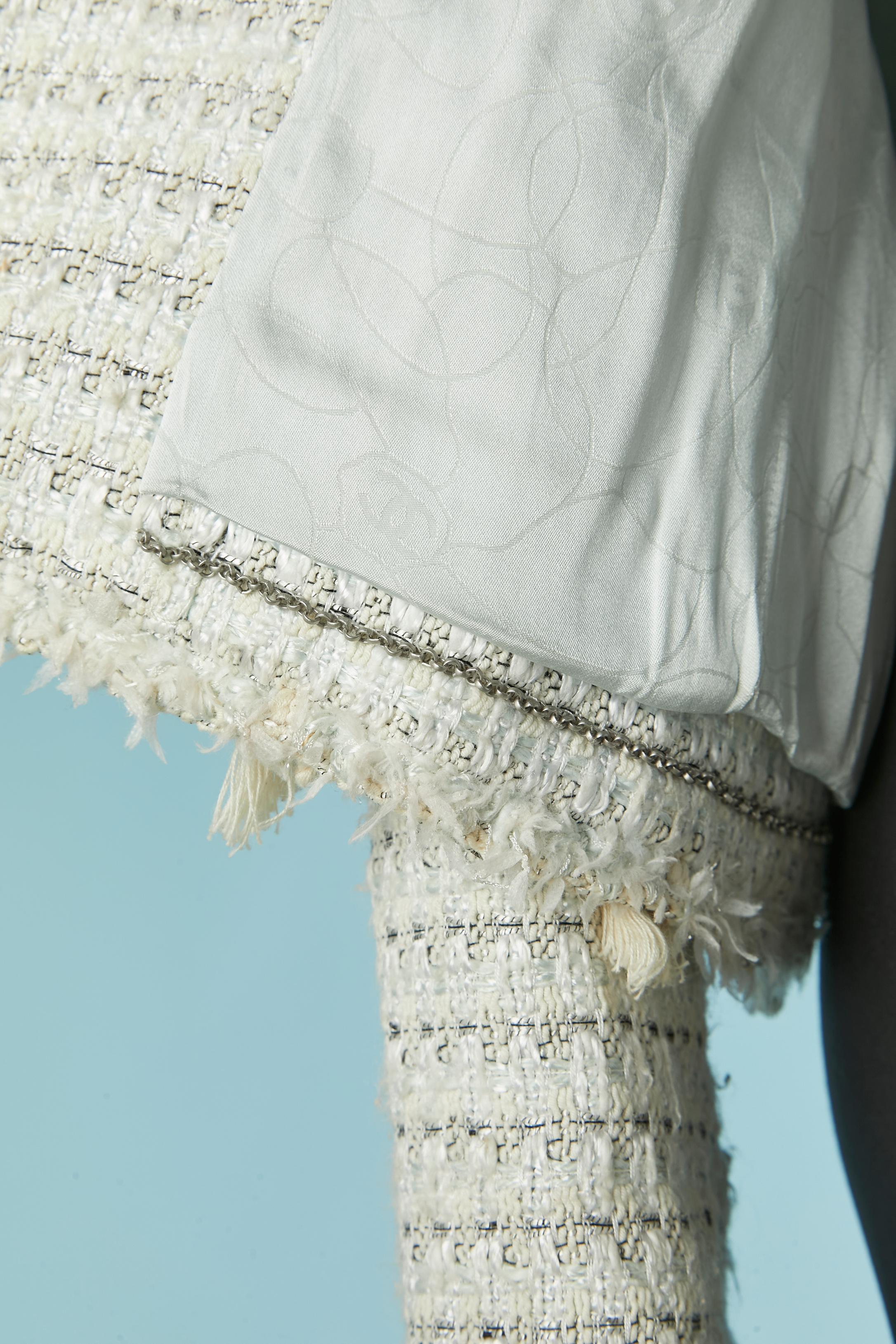 Giacca monopetto in tweed bianco sporco con abbellimento in nappe CHanel in vendita 3