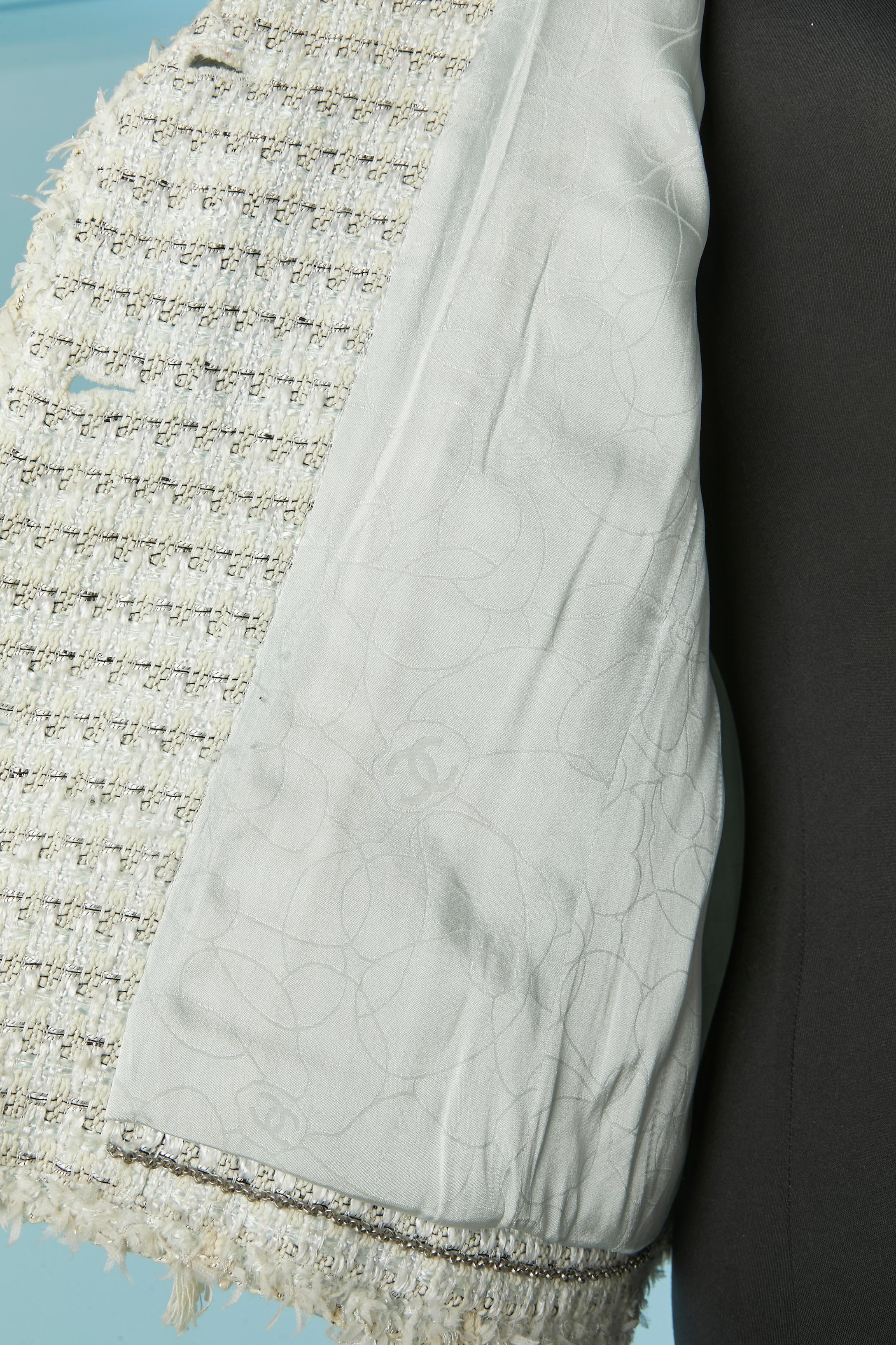 Giacca monopetto in tweed bianco sporco con abbellimento in nappe CHanel in vendita 4