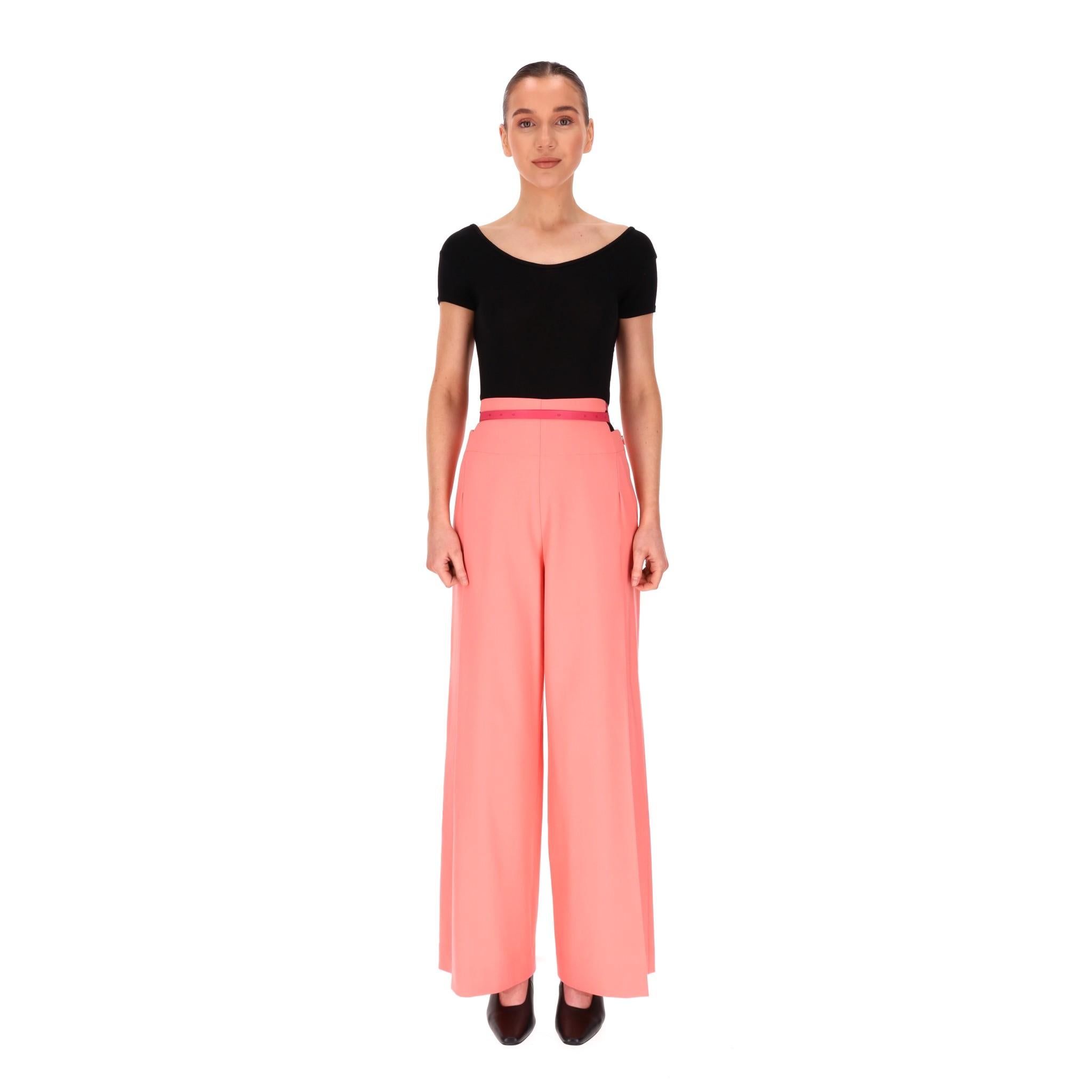 Off White Hose mit weitem Bein aus einer Schurwollmischung

Korallenrosa Hose aus Schurwollmischung mit Leder und Wickelgürtel.

Mit hoher Taille und weitem Beinausschnitt.

Preis ca. £600

Größe - 40IT

Zustand - Gut/Sehr gut (einige Flecken auf