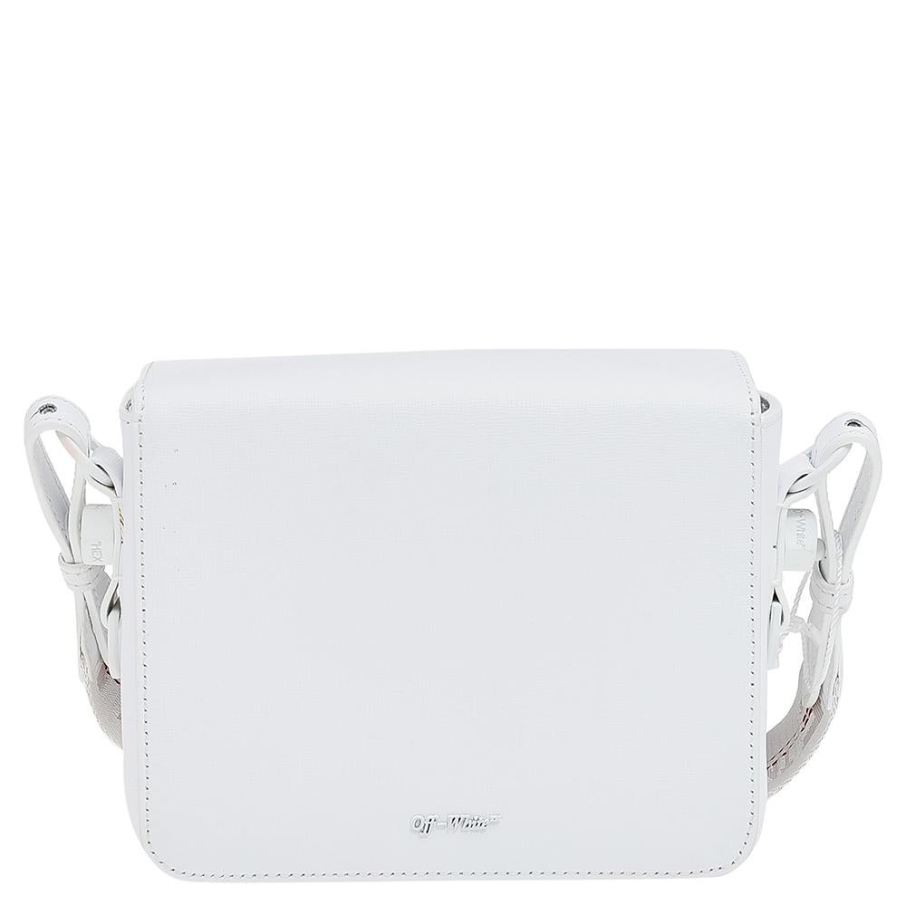 Virgil Abloh's Off-White offers designs that carefully balance the streetwear spirit with high fashion. As distinctive as each of the label's creations, the Binder Clip promises utility and a signature appeal. This crossbody bag is crafted from