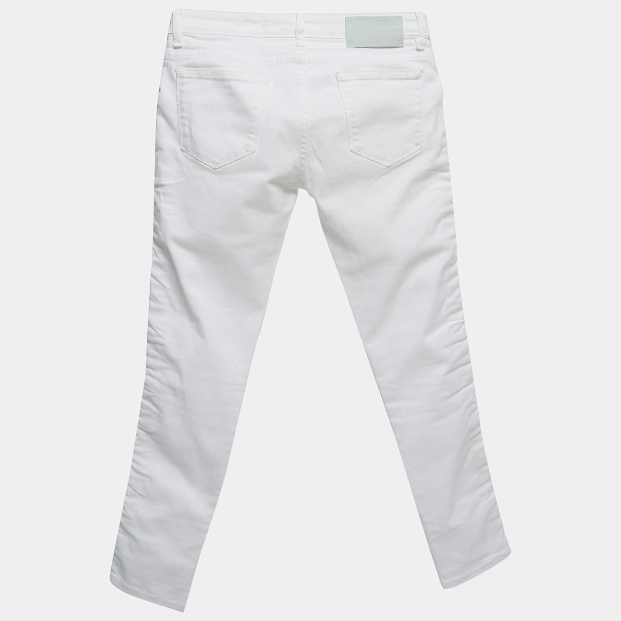 Une bonne paire de jeans complète toujours la garde-robe. Cette paire de jeans est taillée avec une telle habileté et un tel style qu'elle deviendra votre préférée en un rien de temps. Il vous offrira une tenue confortable et élégante.