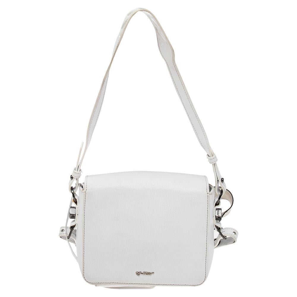 Virgil Abloh's Off-White offers designs that carefully balance the streetwear spirit with high fashion. As distinctive as each of the label's creations, the Binder Clip promises utility and a signature appeal. This shoulder bag is crafted from