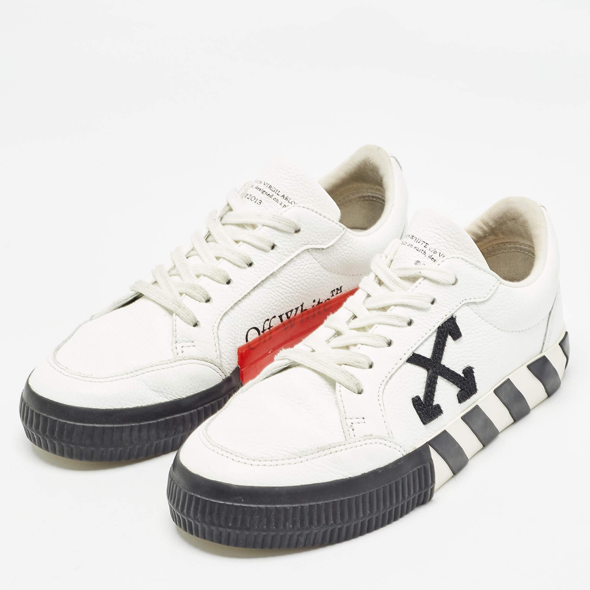 Con una silueta clásica, estas zapatillas de diseño son una combinación perfecta de lujo, comodidad y estilo. Estas zapatillas están diseñadas con detalles de la firma y cómodas plantillas.